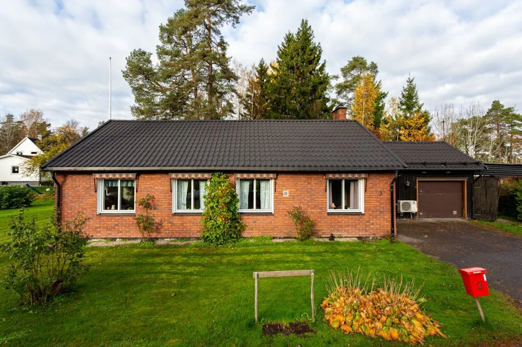Mid-Century 2-Bedroom House with Expansive Garden in Adolfsberg, Örebro - View image 13 of 24