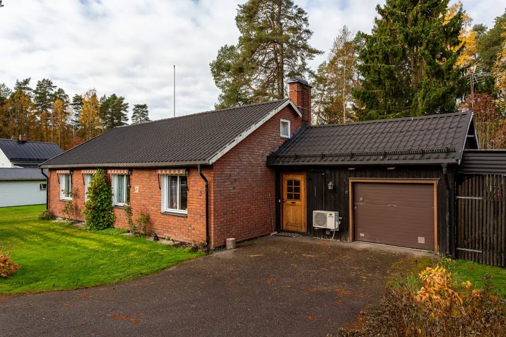 Mid-Century 2-Bedroom House with Expansive Garden in Adolfsberg, Örebro - View image 14 of 24