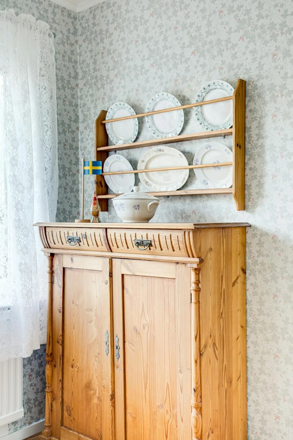 Mid-Century 2-Bedroom House with Expansive Garden in Adolfsberg, Örebro - View image 18 of 24