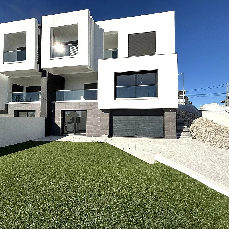 Contemporary 3-Bedroom House with Garden and Balcony in Corroios, Portugal