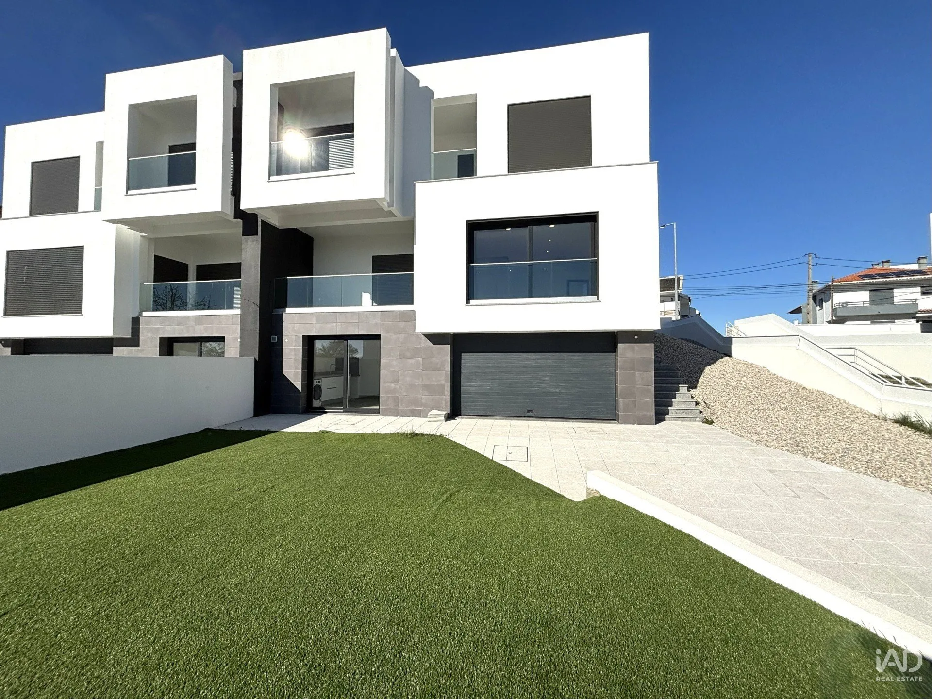 Contemporary 3-Bedroom House with Garden and Balcony in Corroios, Portugal - Image 1