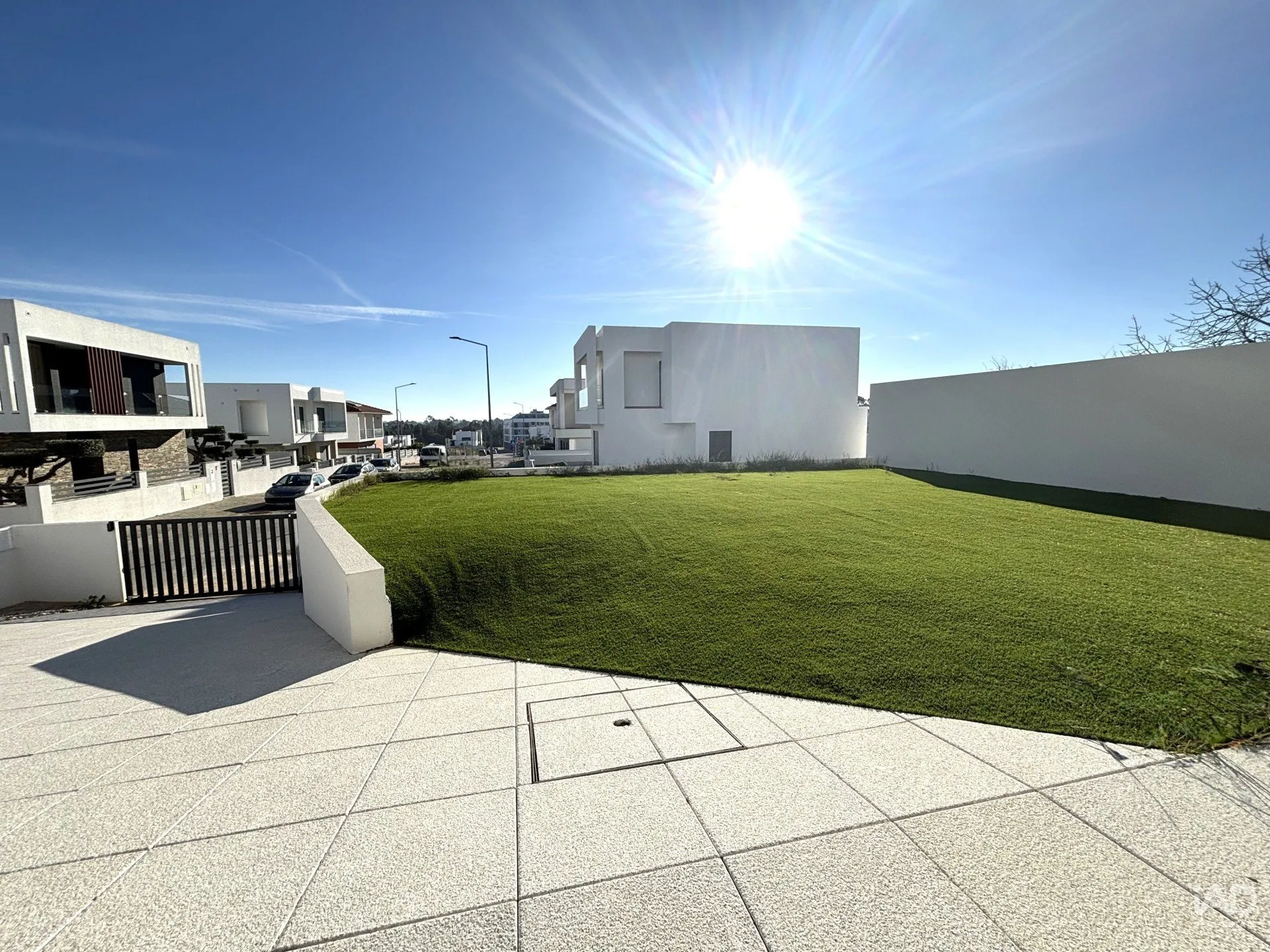 Contemporary 3-Bedroom House with Garden and Balcony in Corroios, Portugal - Image 2