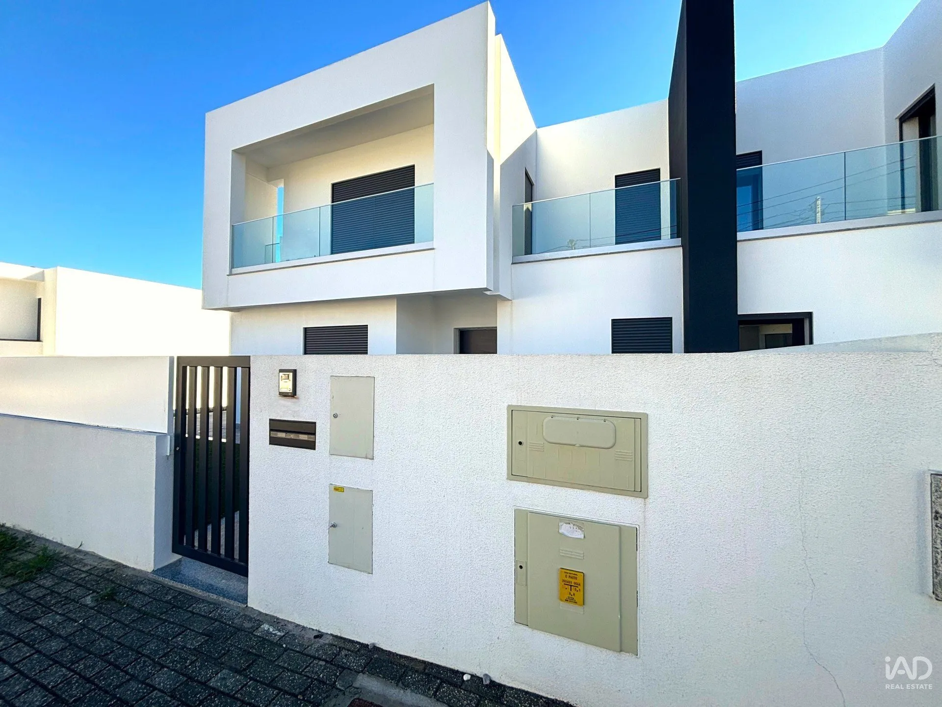 Contemporary 3-Bedroom House with Garden and Balcony in Corroios, Portugal - Image 3