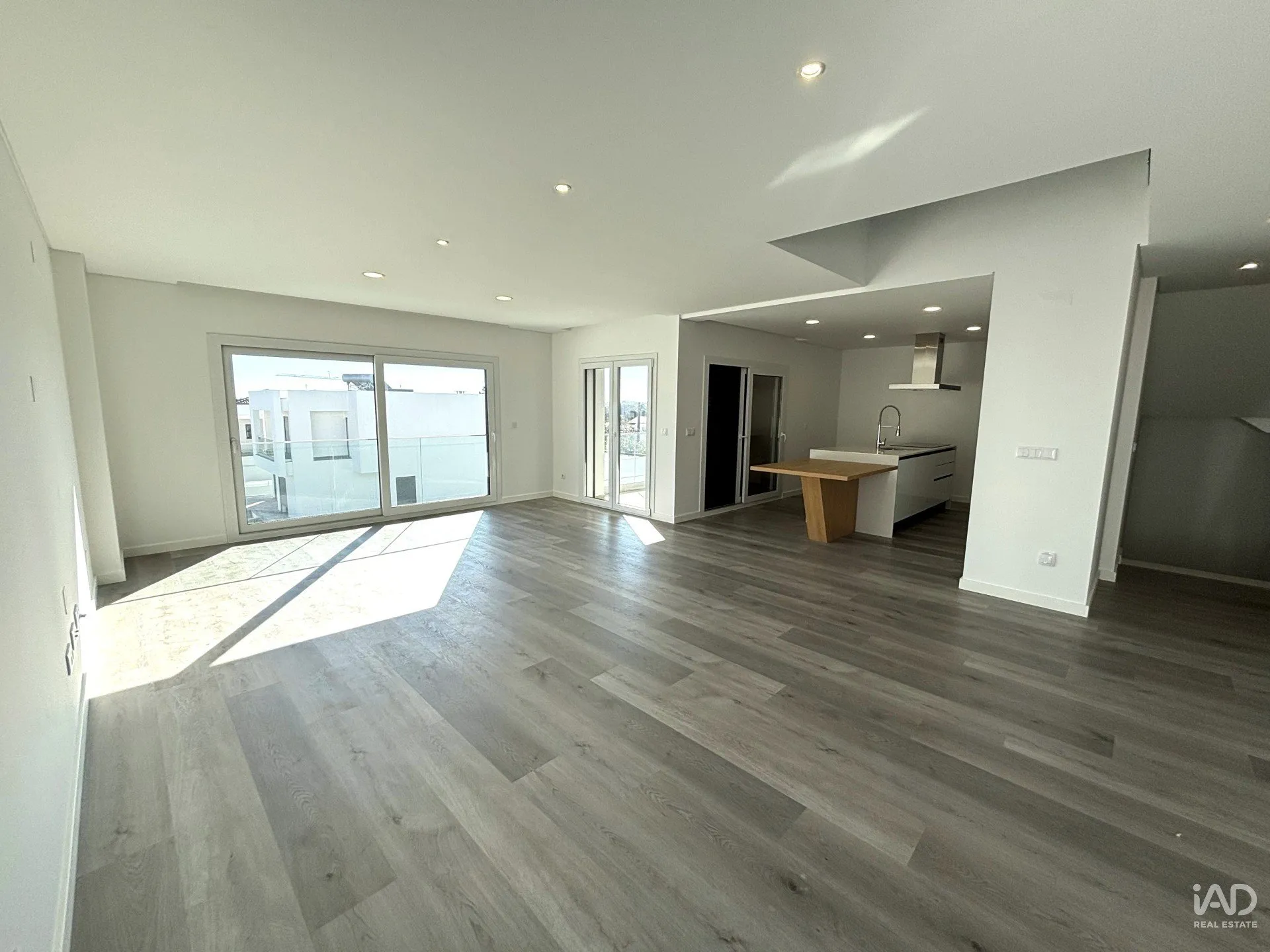 Contemporary 3-Bedroom House with Garden and Balcony in Corroios, Portugal - Image 4