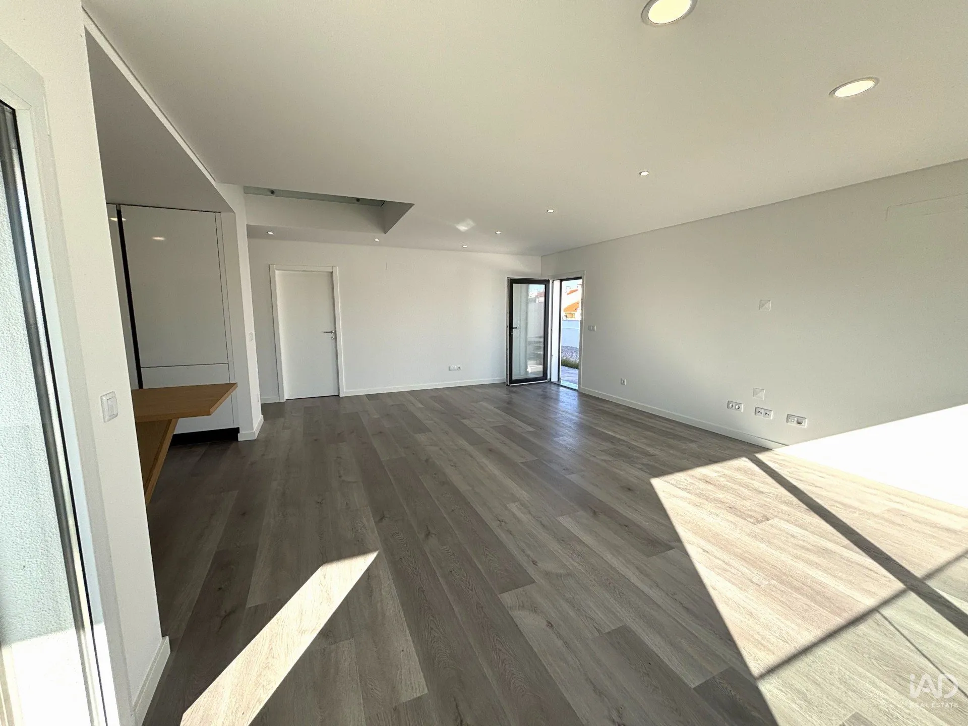 Contemporary 3-Bedroom House with Garden and Balcony in Corroios, Portugal - Image 5