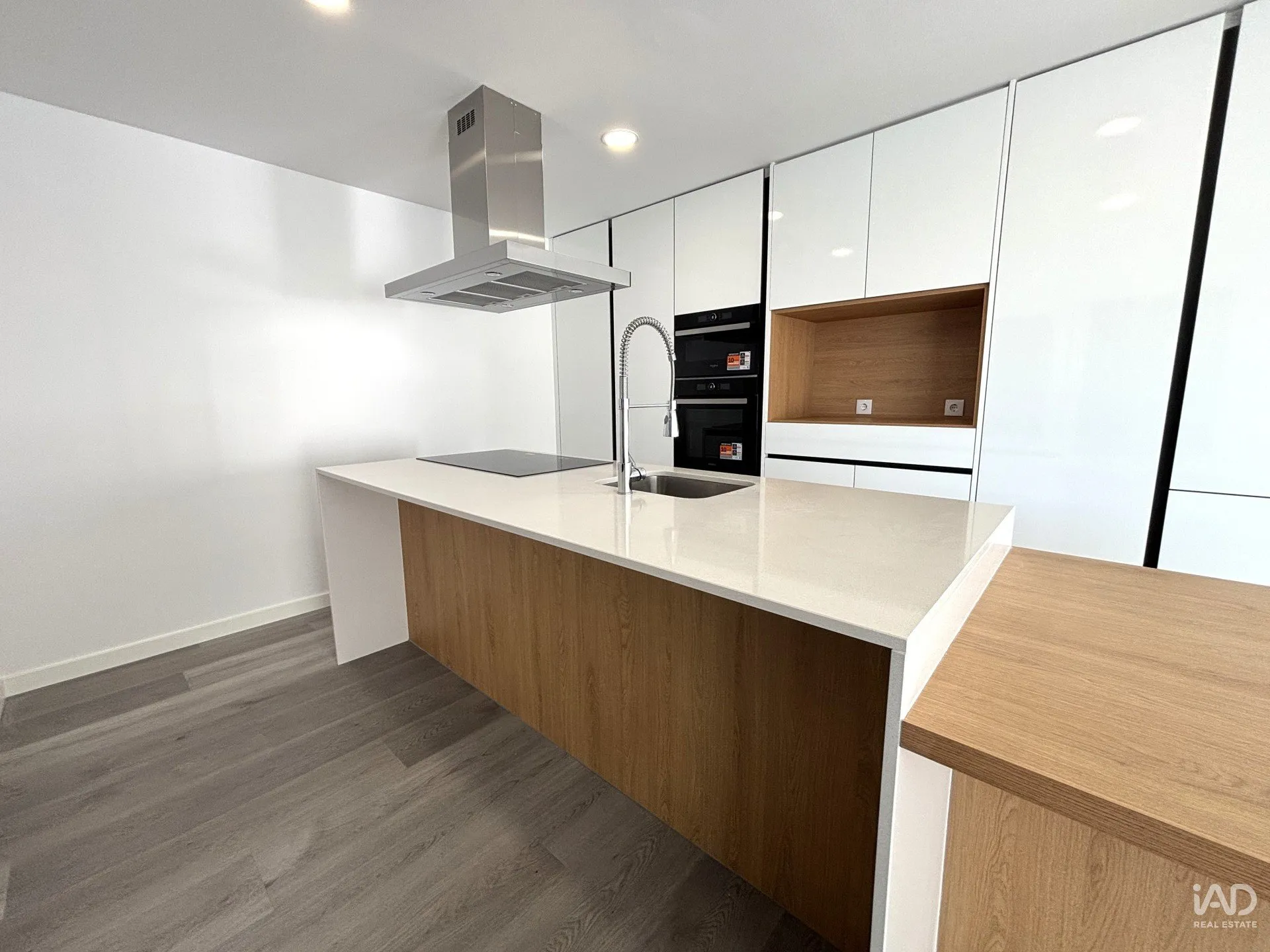 Contemporary 3-Bedroom House with Garden and Balcony in Corroios, Portugal - View image 6 of 37