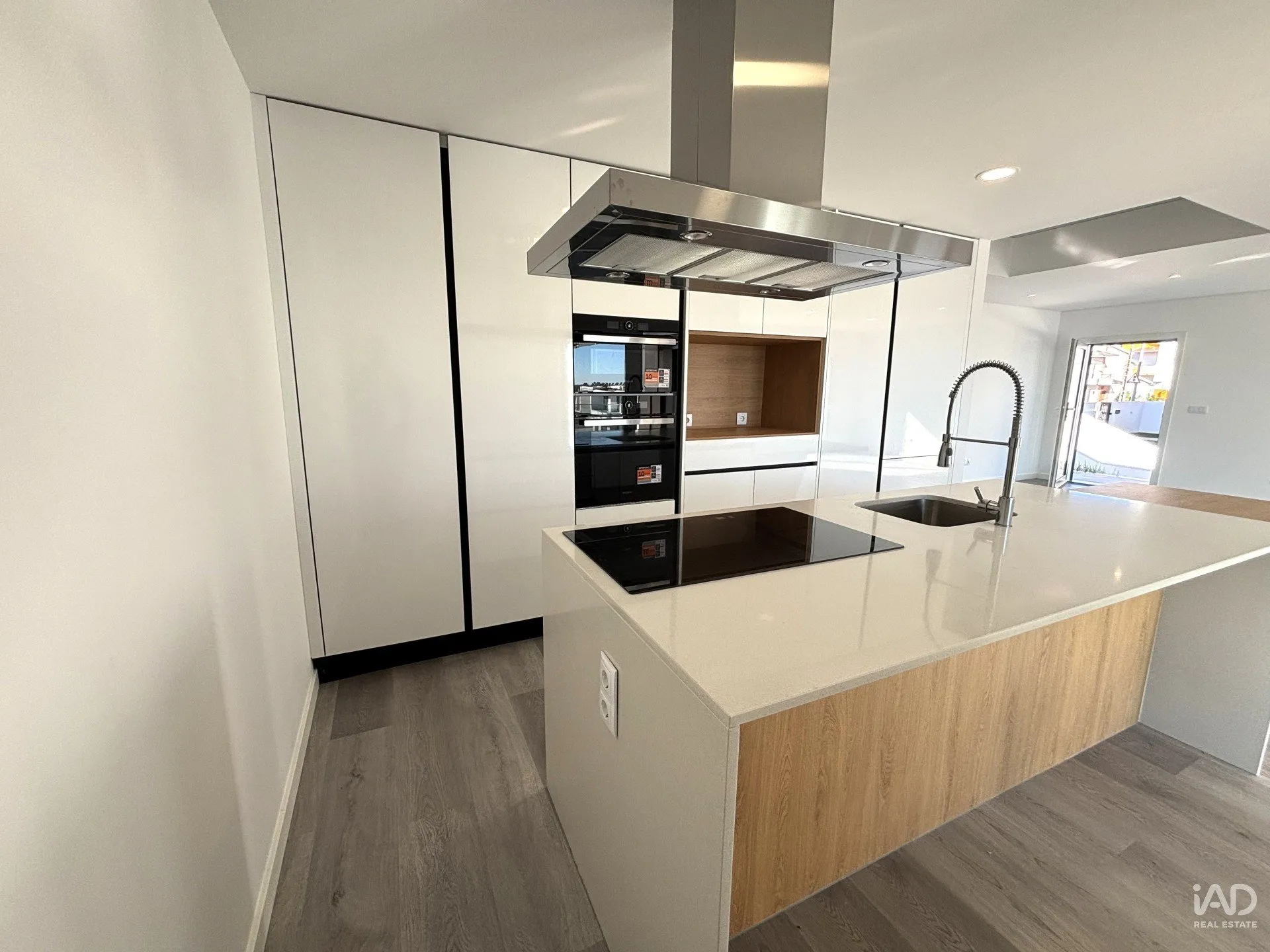 Contemporary 3-Bedroom House with Garden and Balcony in Corroios, Portugal - View image 8 of 37