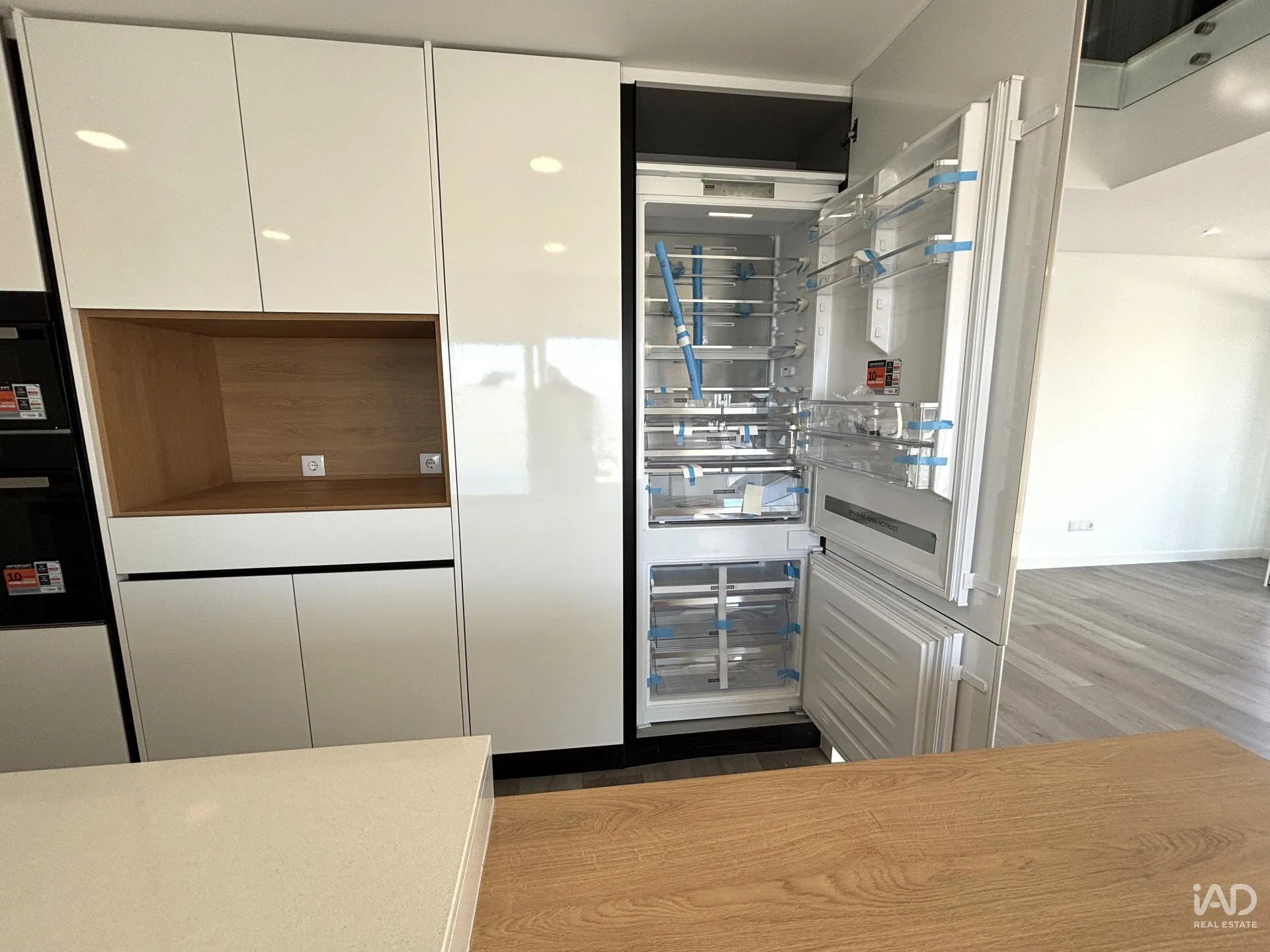 Contemporary 3-Bedroom House with Garden and Balcony in Corroios, Portugal - View image 9 of 37