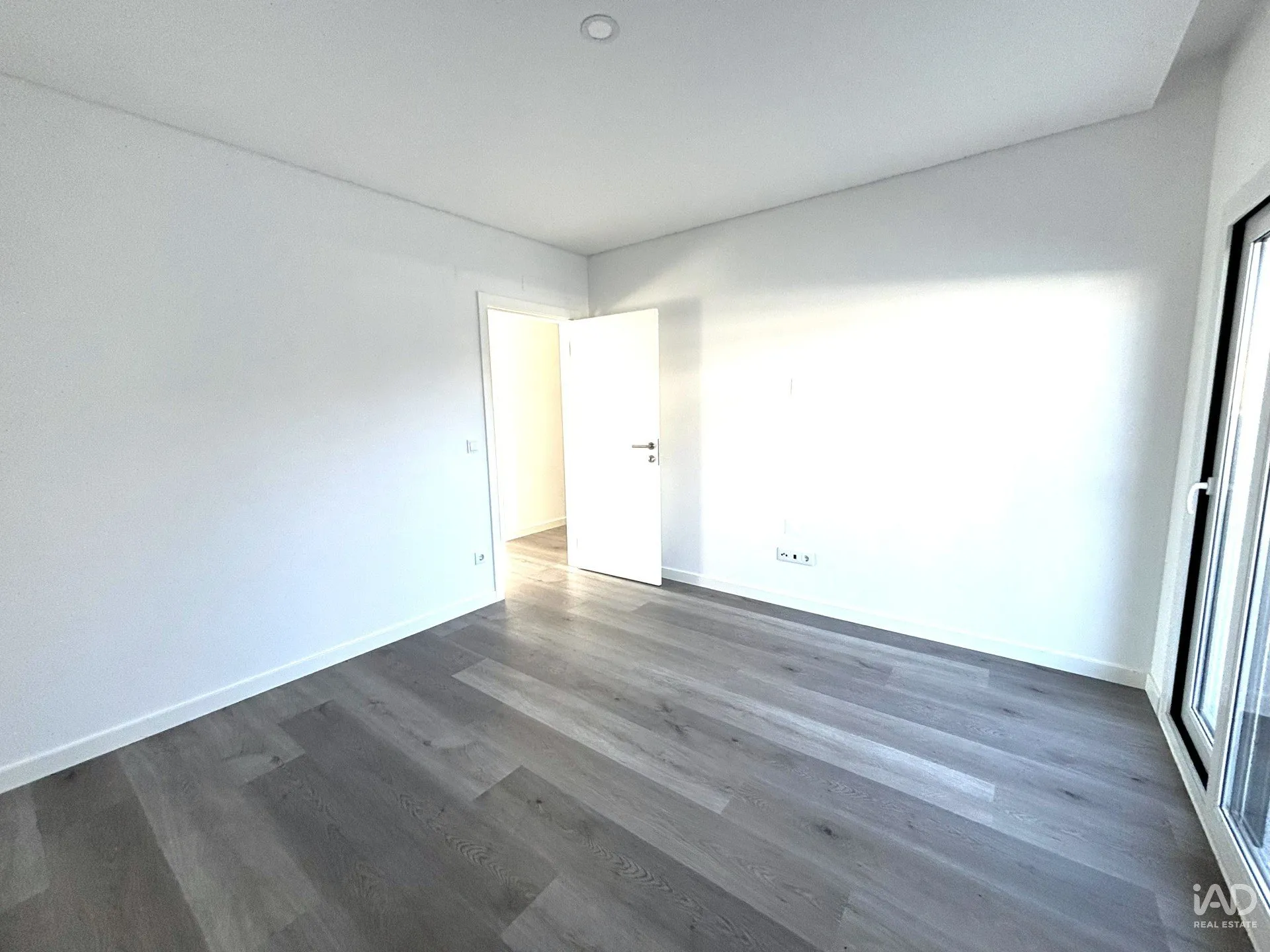 Contemporary 3-Bedroom House with Garden and Balcony in Corroios, Portugal - View image 11 of 37