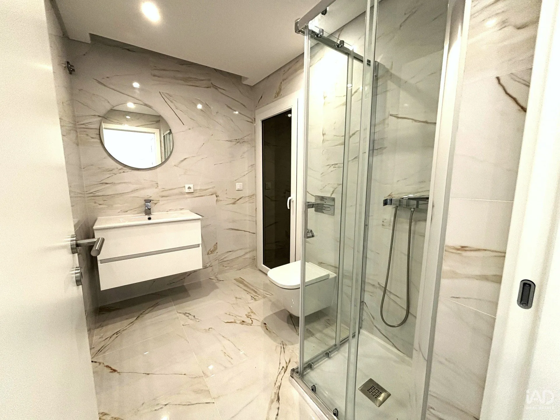 Contemporary 3-Bedroom House with Garden and Balcony in Corroios, Portugal - View image 12 of 37