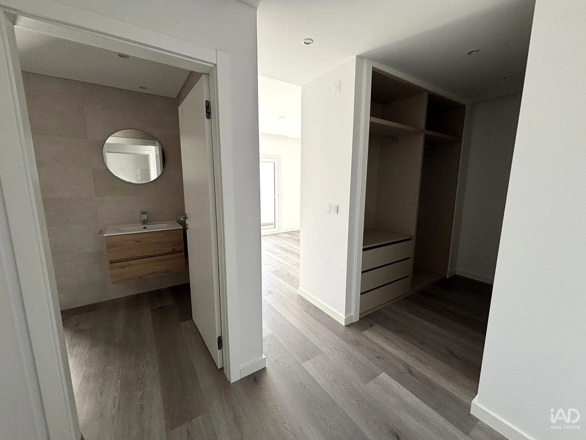 Contemporary 3-Bedroom House with Garden and Balcony in Corroios, Portugal - View image 15 of 37