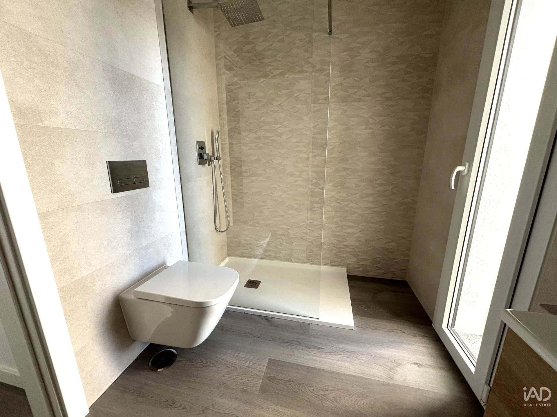 Contemporary 3-Bedroom House with Garden and Balcony in Corroios, Portugal - View image 16 of 37