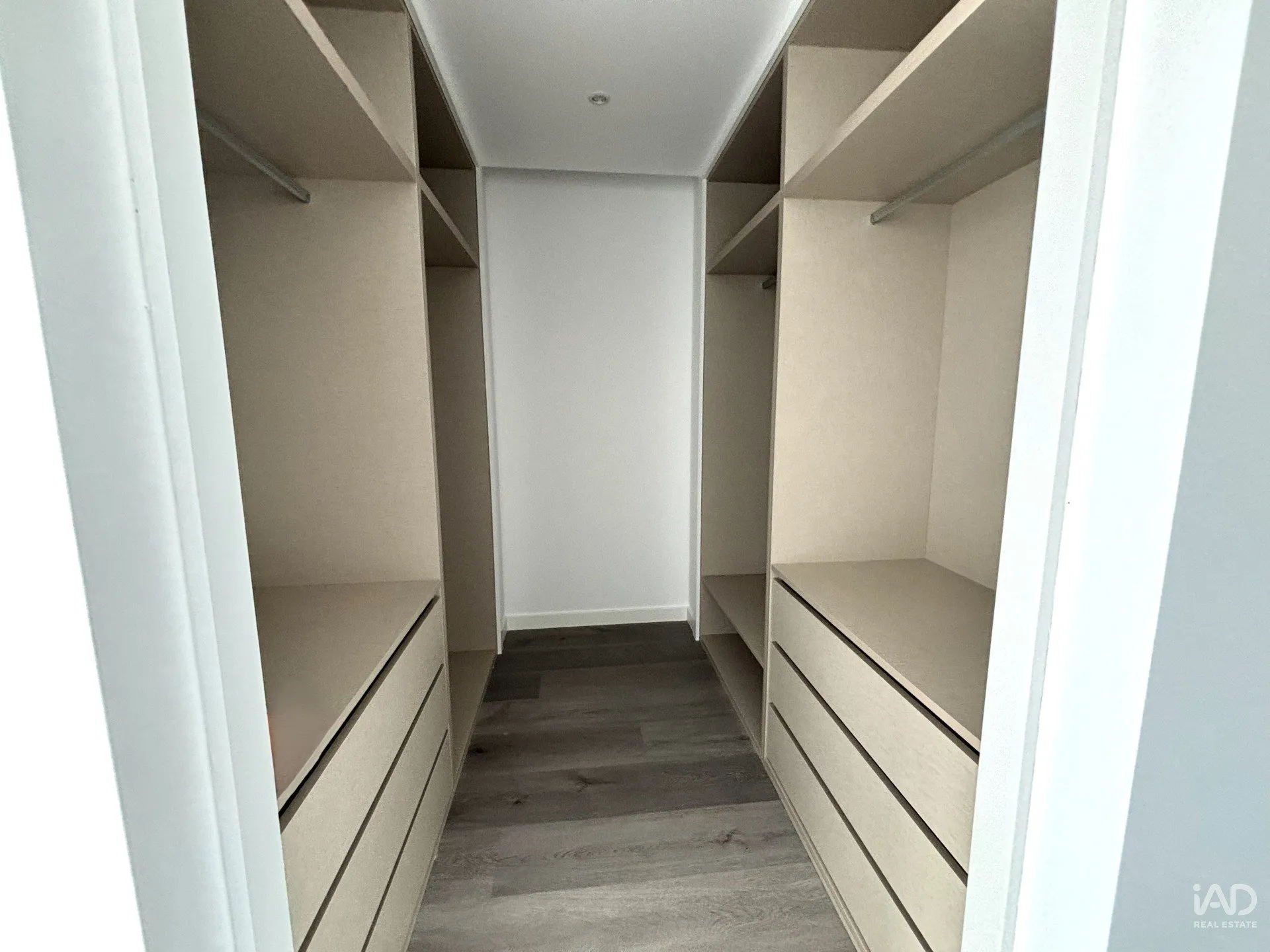 Contemporary 3-Bedroom House with Garden and Balcony in Corroios, Portugal - View image 21 of 37