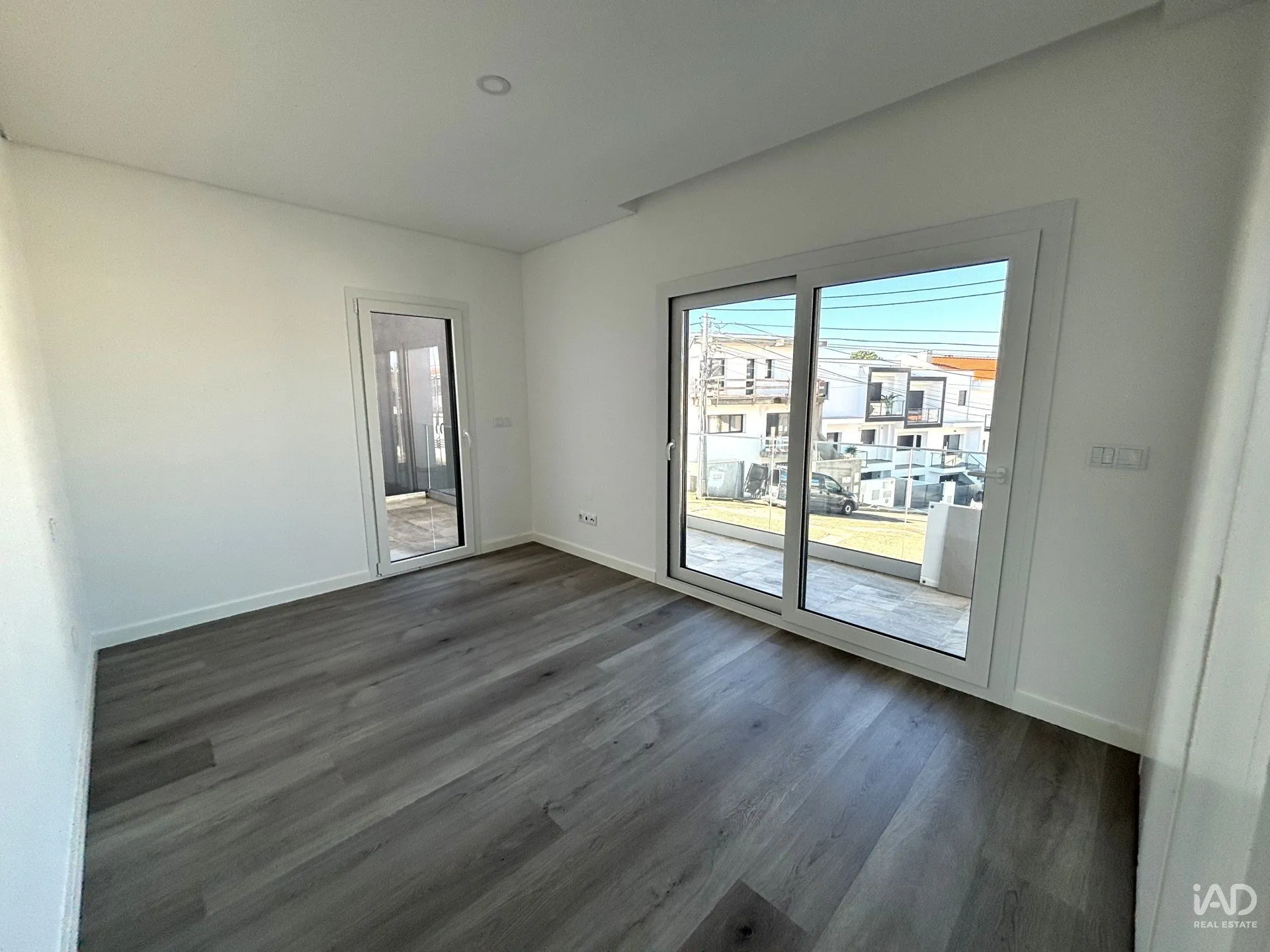 Contemporary 3-Bedroom House with Garden and Balcony in Corroios, Portugal - View image 23 of 37