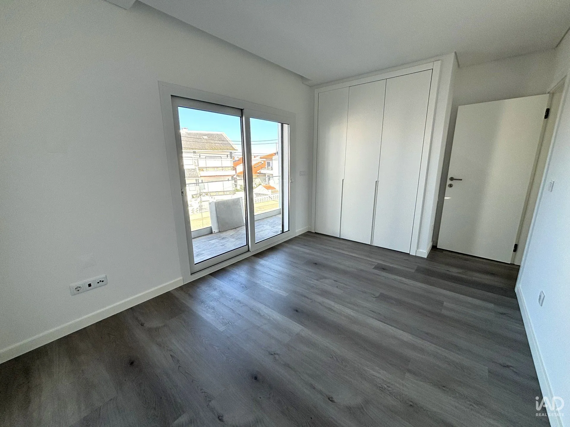 Contemporary 3-Bedroom House with Garden and Balcony in Corroios, Portugal - View image 24 of 37