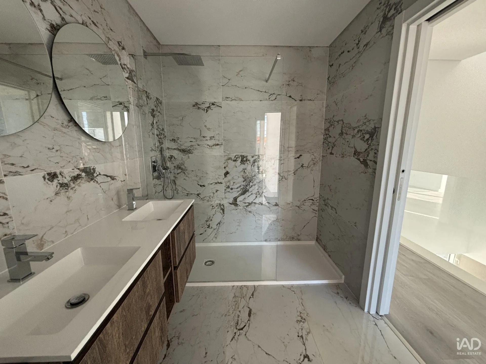 Contemporary 3-Bedroom House with Garden and Balcony in Corroios, Portugal - View image 25 of 37