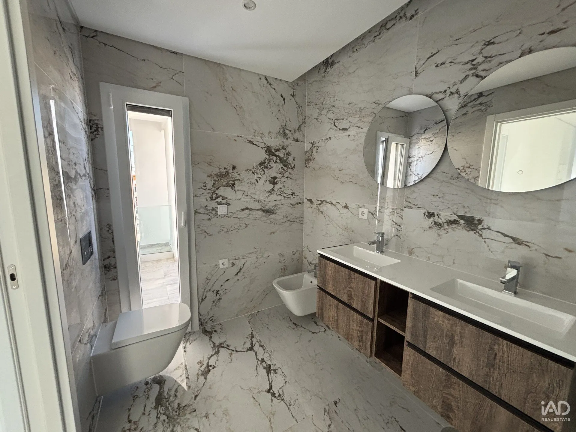 Contemporary 3-Bedroom House with Garden and Balcony in Corroios, Portugal - View image 26 of 37