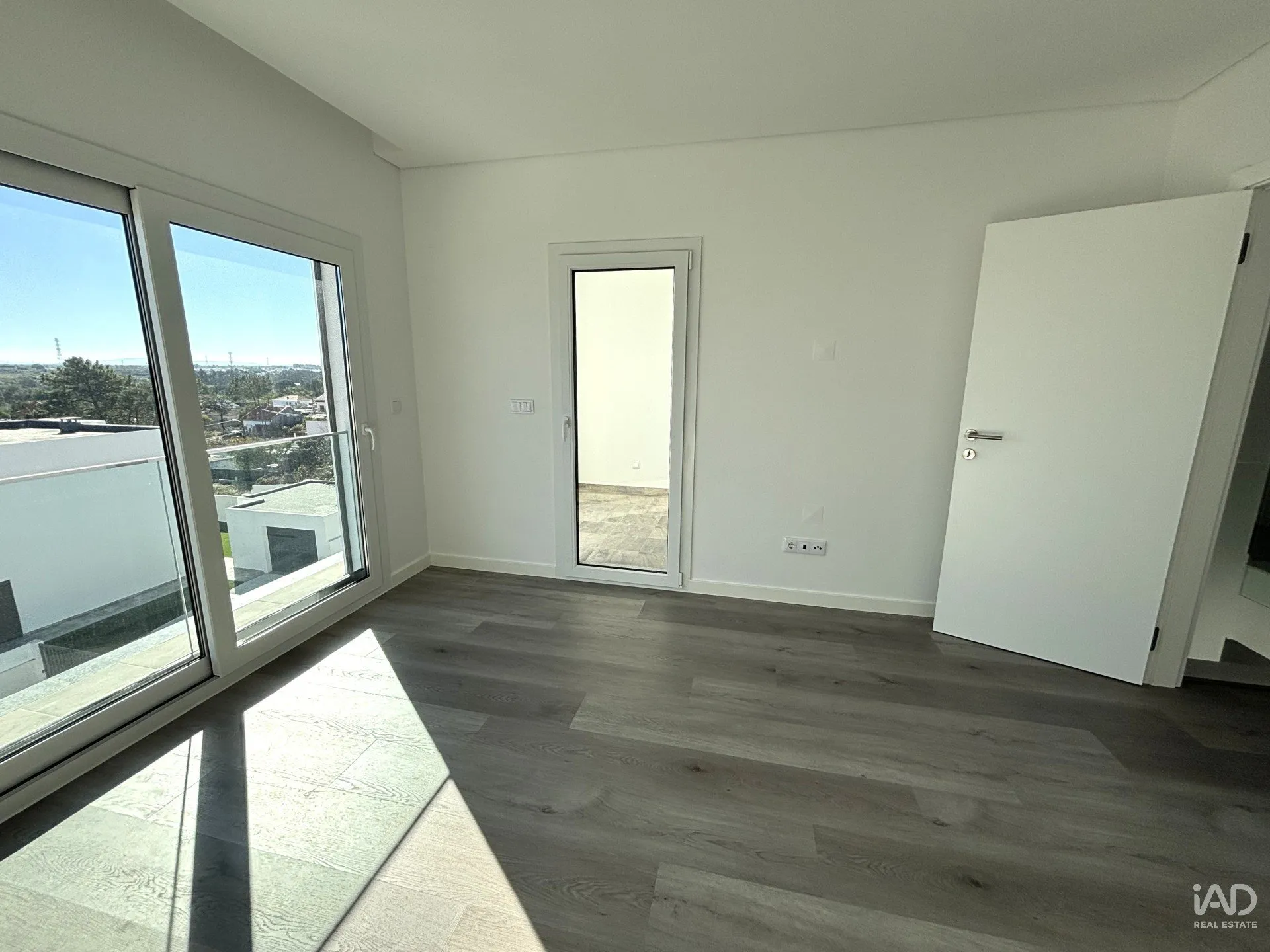 Contemporary 3-Bedroom House with Garden and Balcony in Corroios, Portugal - View image 27 of 37