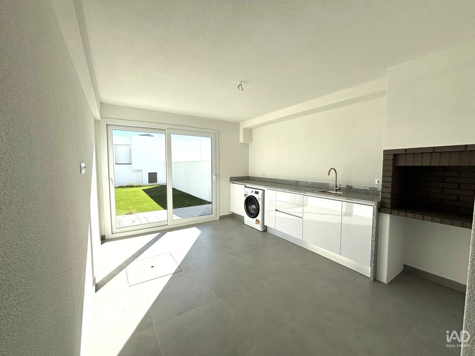 Contemporary 3-Bedroom House with Garden and Balcony in Corroios, Portugal - View image 31 of 37