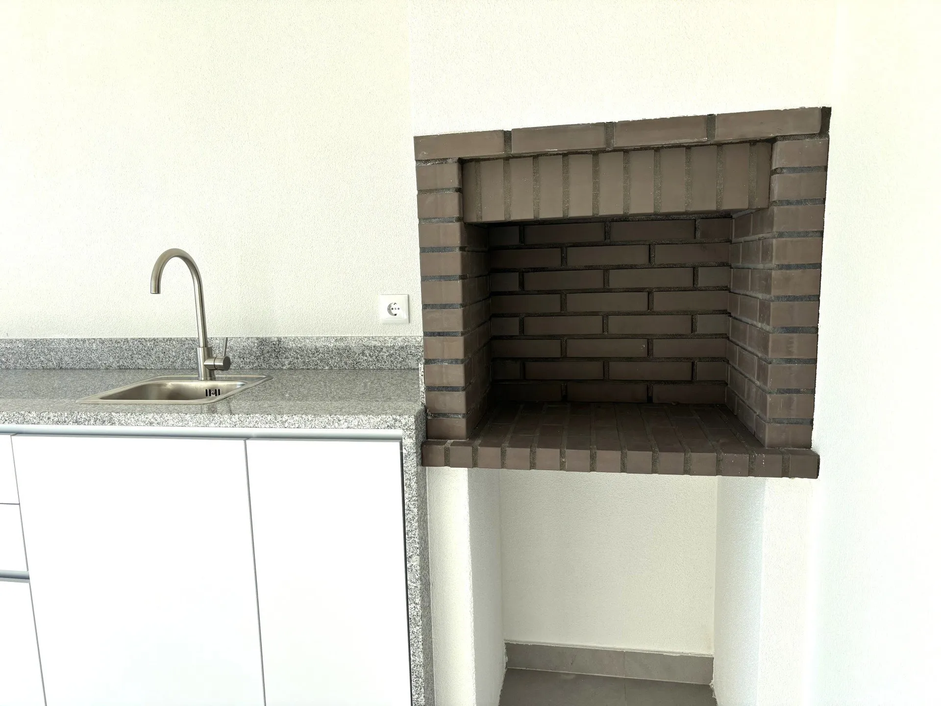 Contemporary 3-Bedroom House with Garden and Balcony in Corroios, Portugal - View image 33 of 37