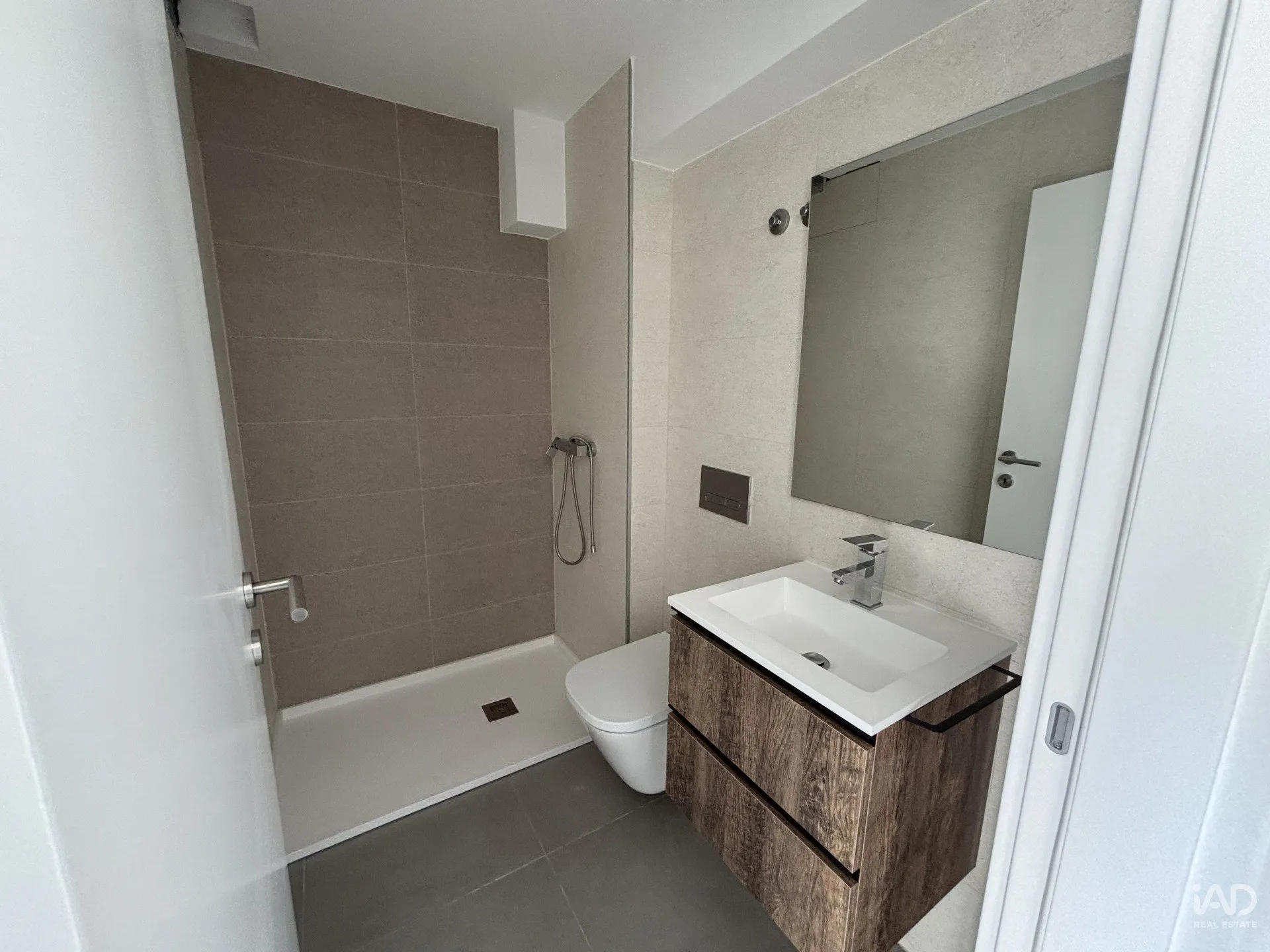 Contemporary 3-Bedroom House with Garden and Balcony in Corroios, Portugal - View image 34 of 37