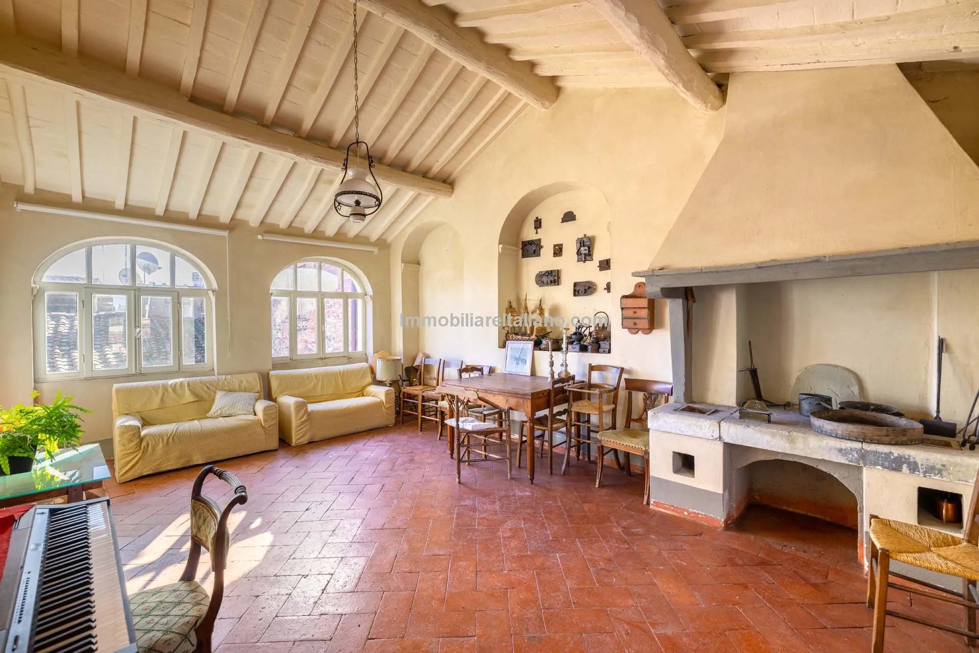 Historic Arezzo Penthouse with Terrace in Palazzo Setting - Image 1