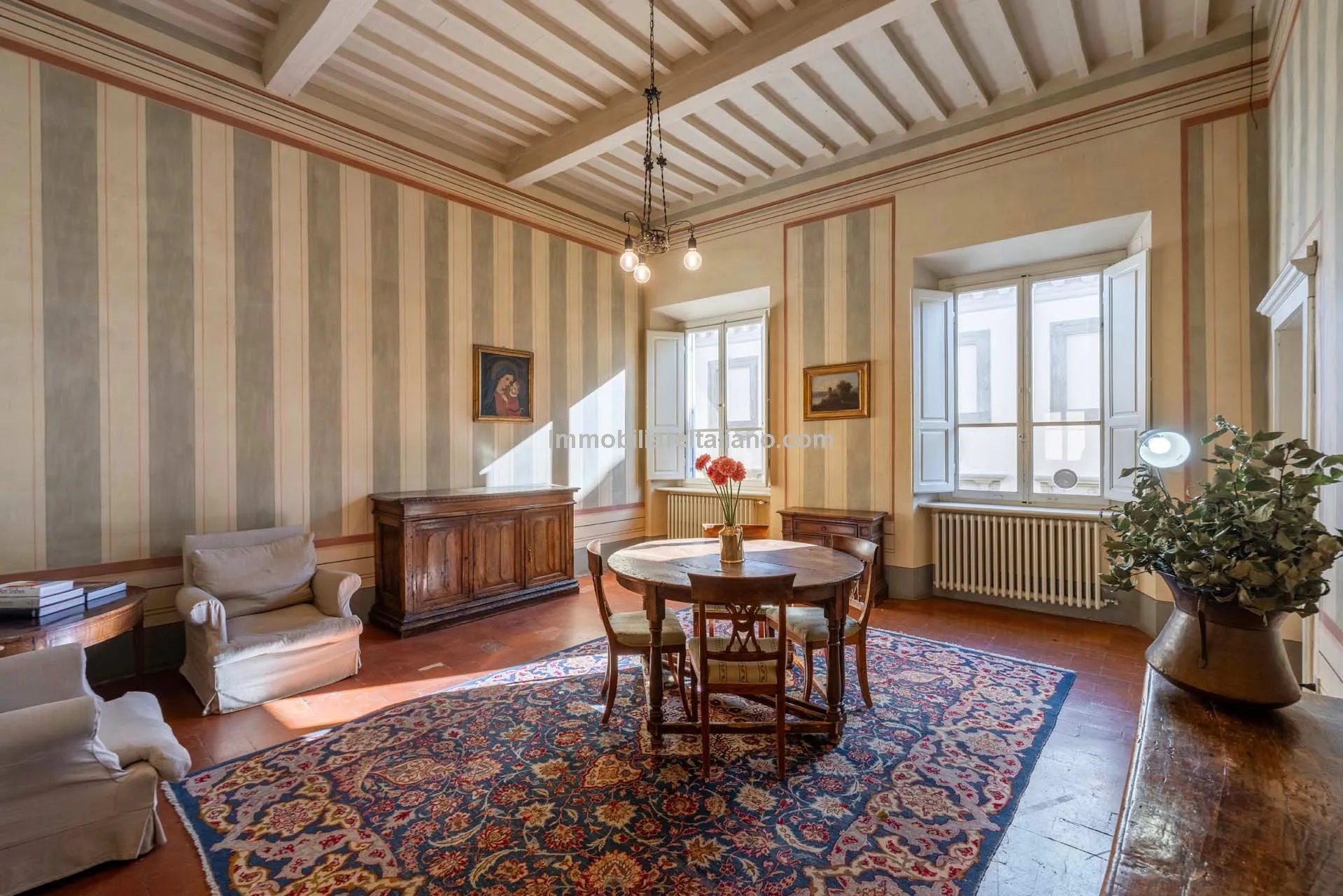 Historic Arezzo Penthouse with Terrace in Palazzo Setting - Image 2