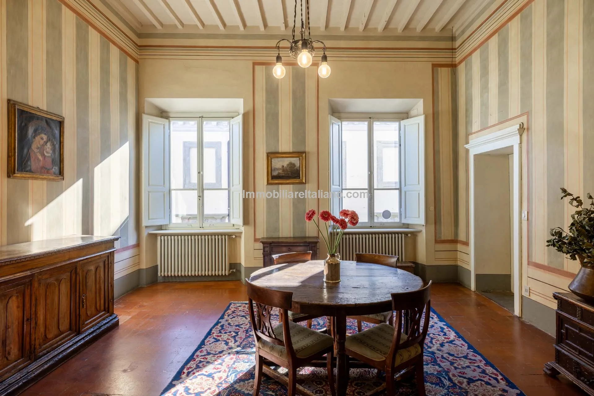 Historic Arezzo Penthouse with Terrace in Palazzo Setting - Image 3