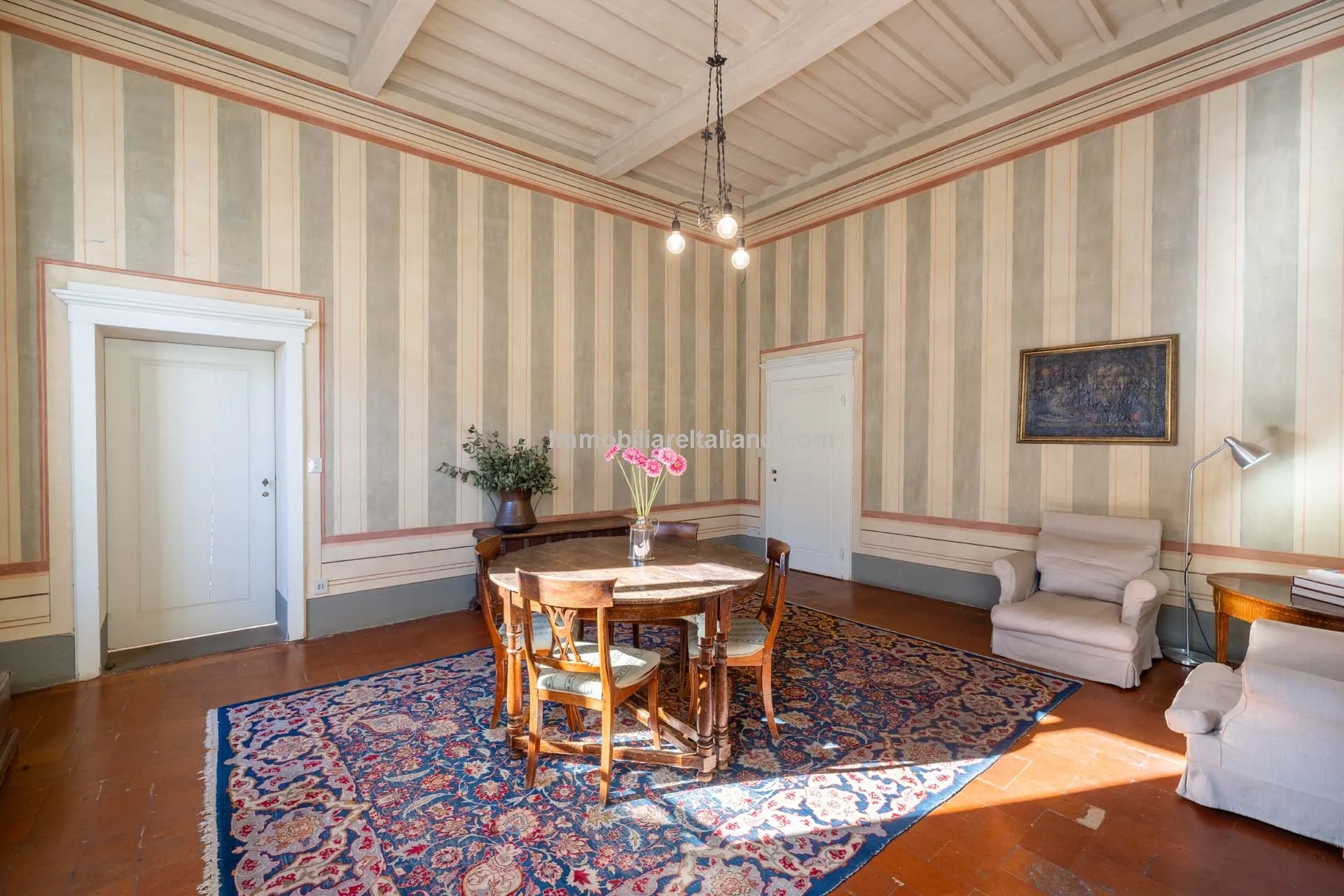 Historic Arezzo Penthouse with Terrace in Palazzo Setting - Image 4