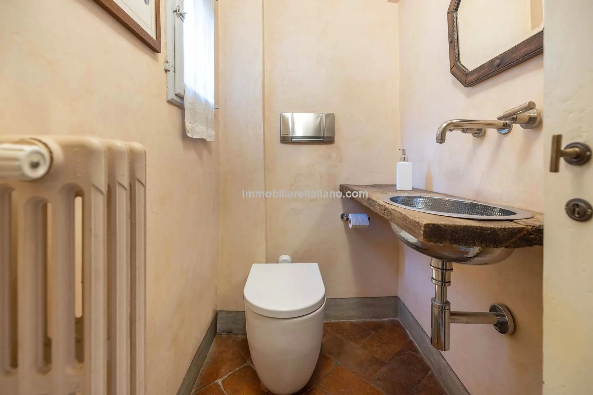 Historic Arezzo Penthouse with Terrace in Palazzo Setting - View image 11 of 39