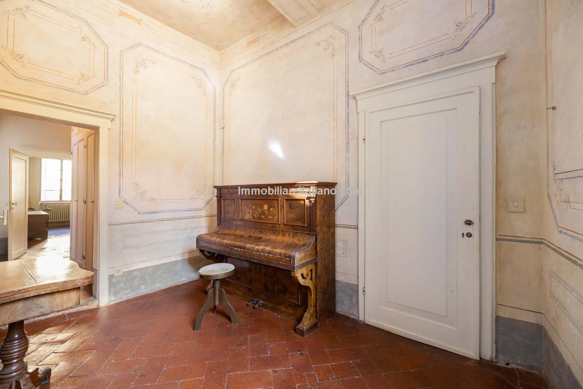 Historic Arezzo Penthouse with Terrace in Palazzo Setting - View image 12 of 39