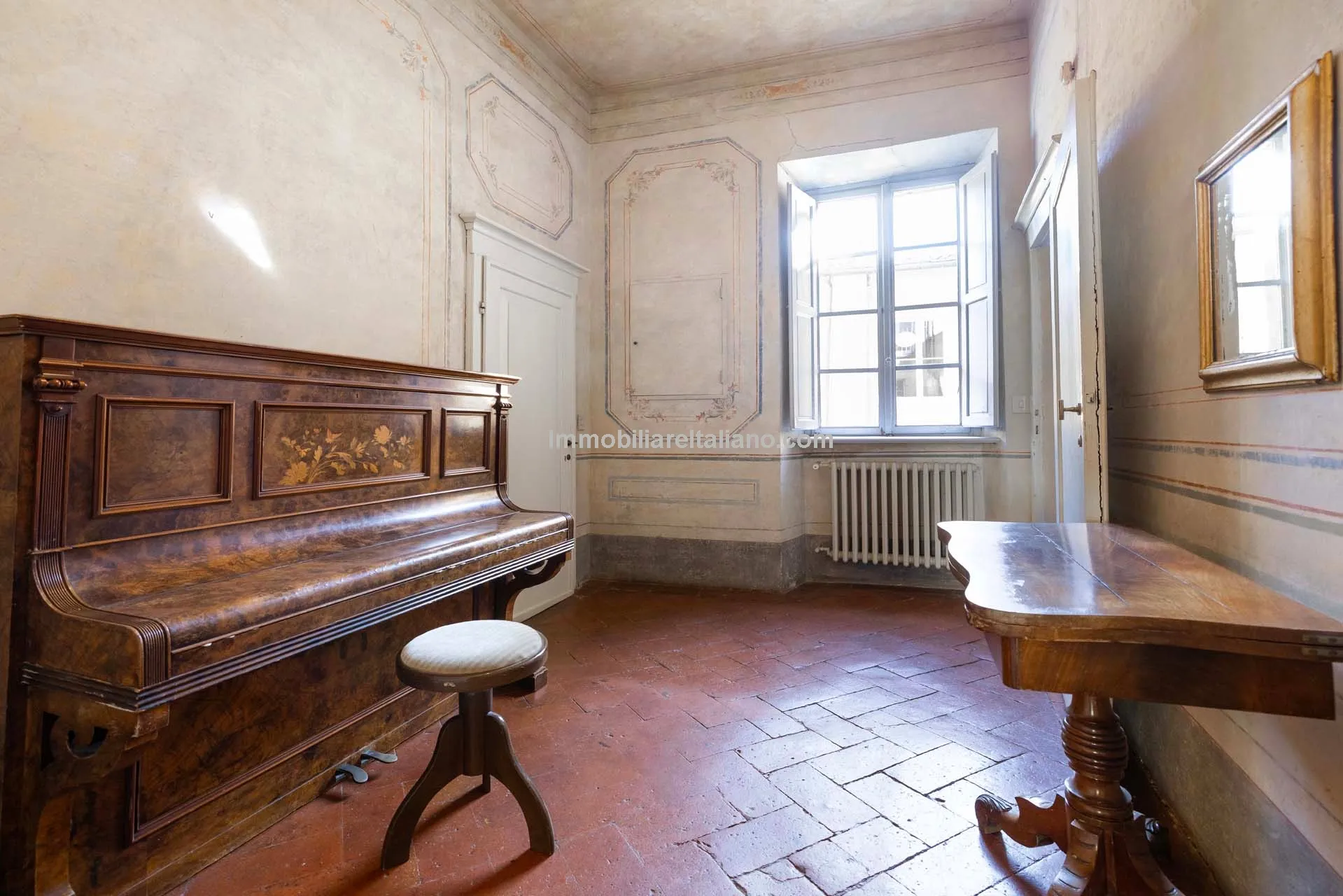 Historic Arezzo Penthouse with Terrace in Palazzo Setting - View image 13 of 39