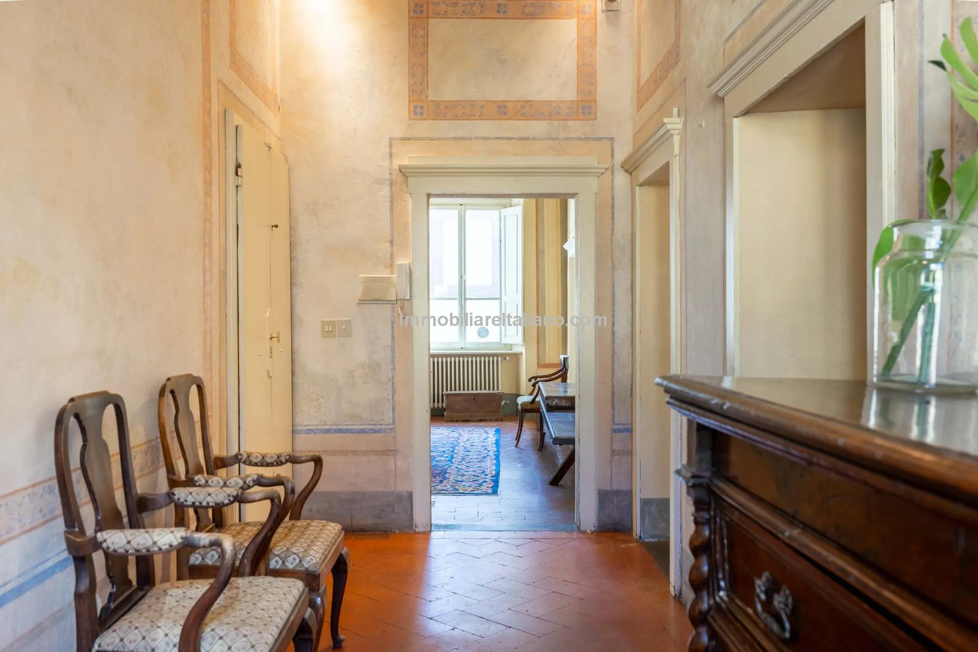 Historic Arezzo Penthouse with Terrace in Palazzo Setting - View image 14 of 39