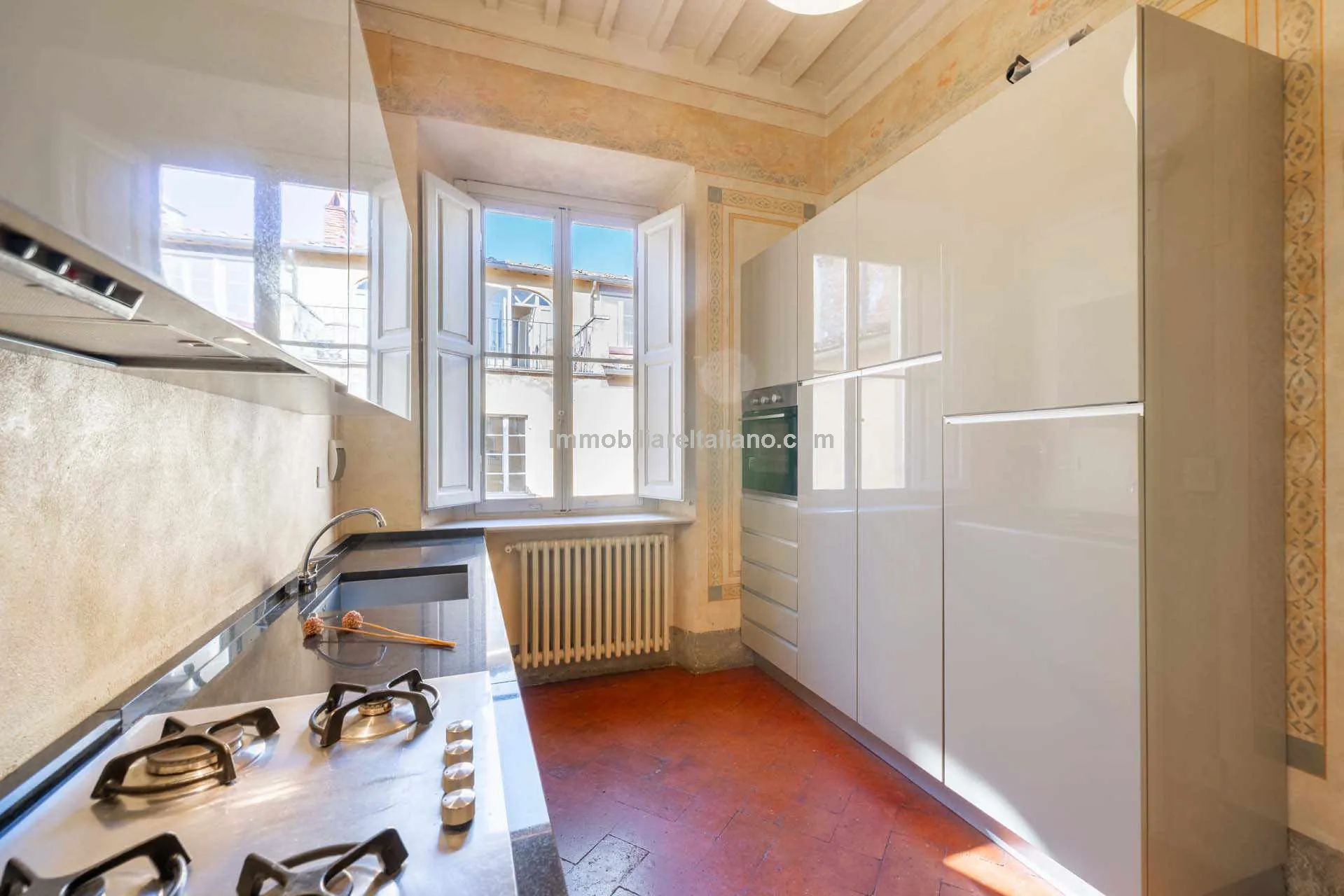 Historic Arezzo Penthouse with Terrace in Palazzo Setting - View image 18 of 39