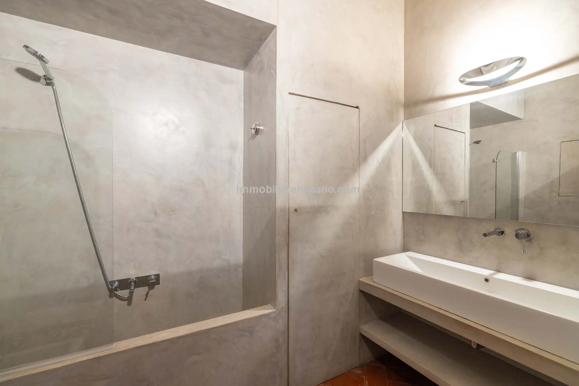 Historic Arezzo Penthouse with Terrace in Palazzo Setting - View image 20 of 39