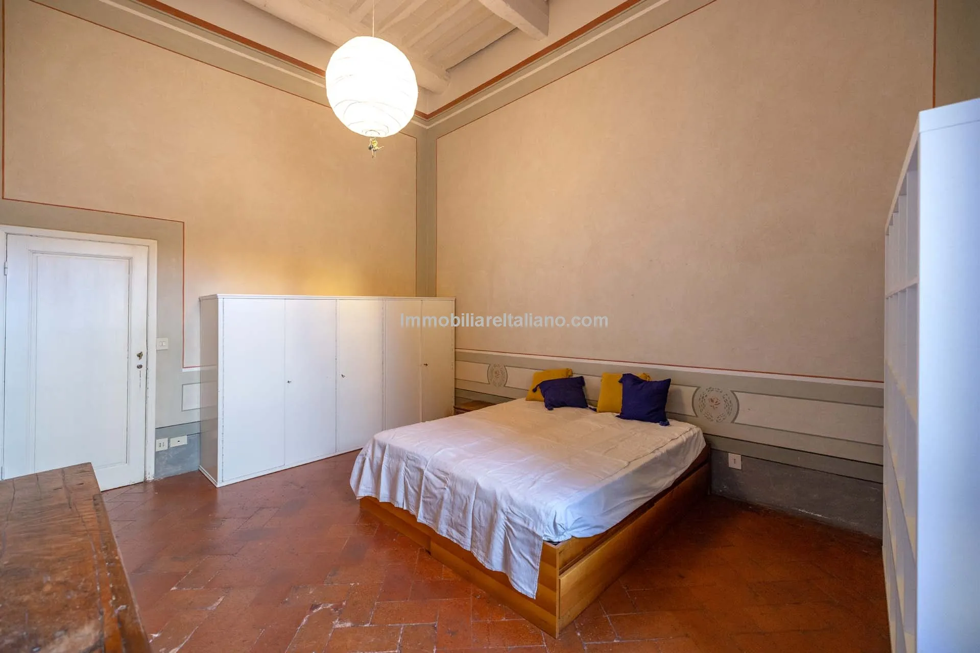 Historic Arezzo Penthouse with Terrace in Palazzo Setting - View image 23 of 39