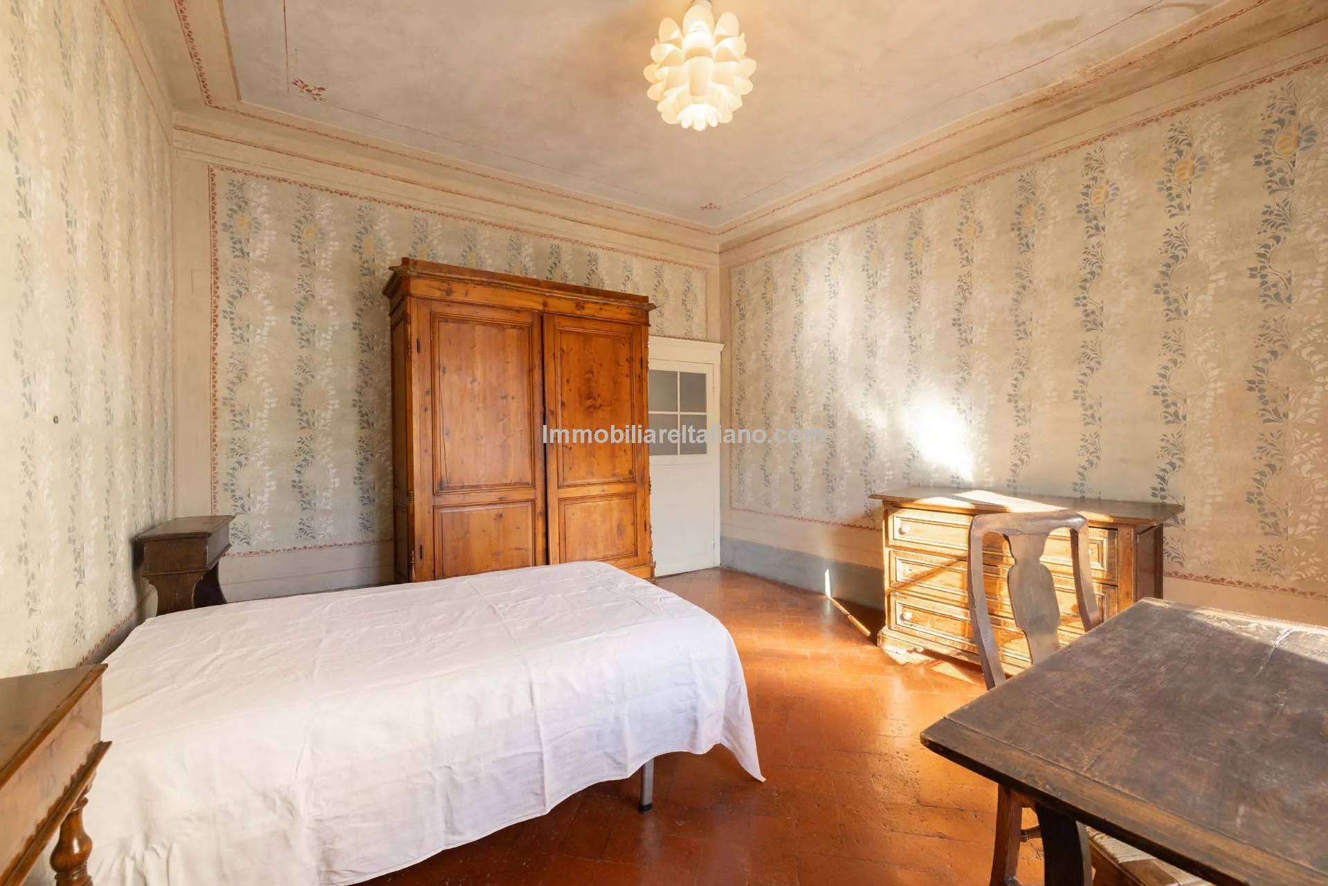 Historic Arezzo Penthouse with Terrace in Palazzo Setting - View image 24 of 39