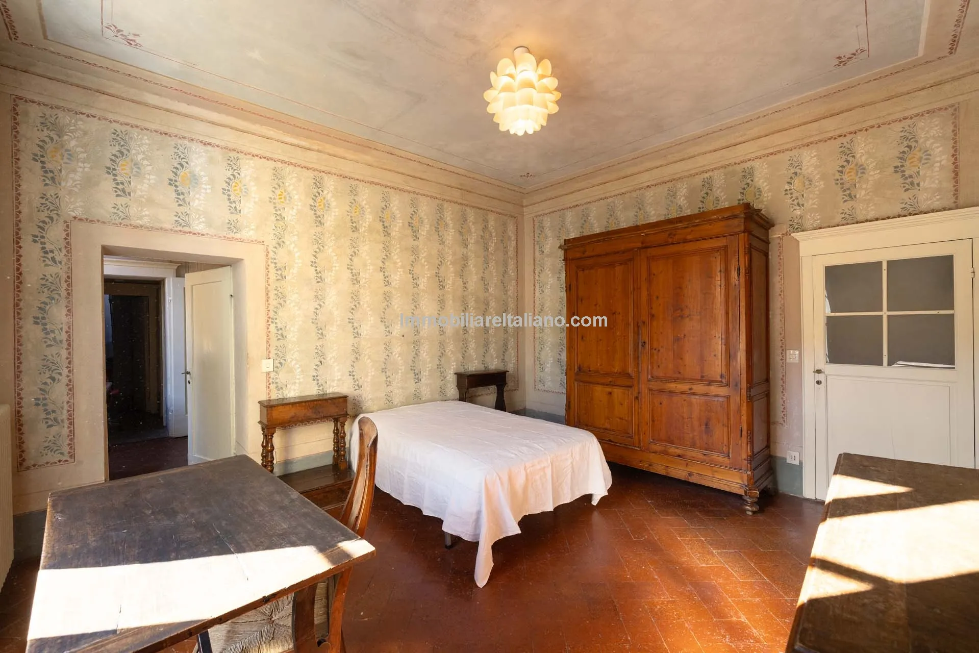 Historic Arezzo Penthouse with Terrace in Palazzo Setting - View image 25 of 39