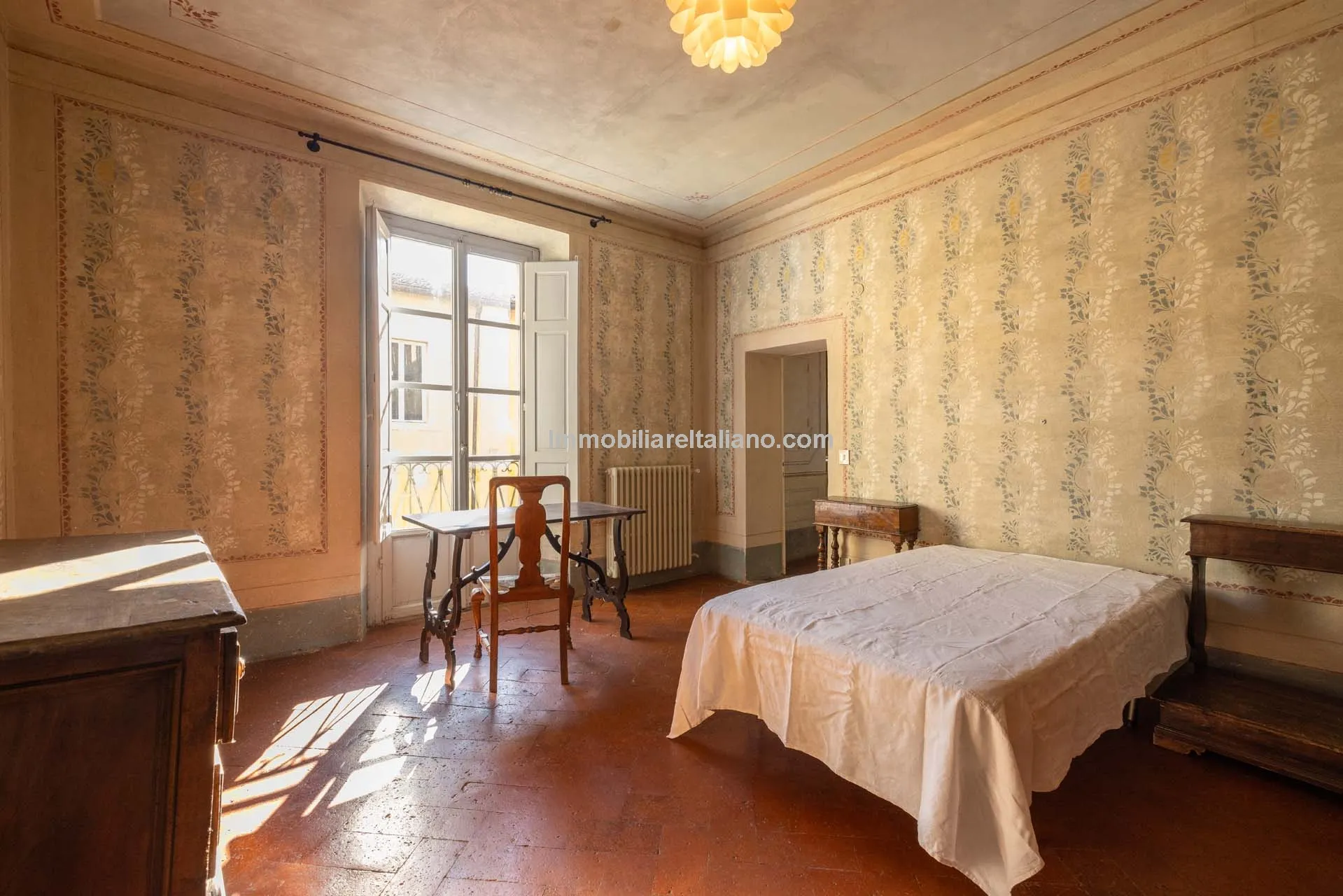 Historic Arezzo Penthouse with Terrace in Palazzo Setting - View image 26 of 39