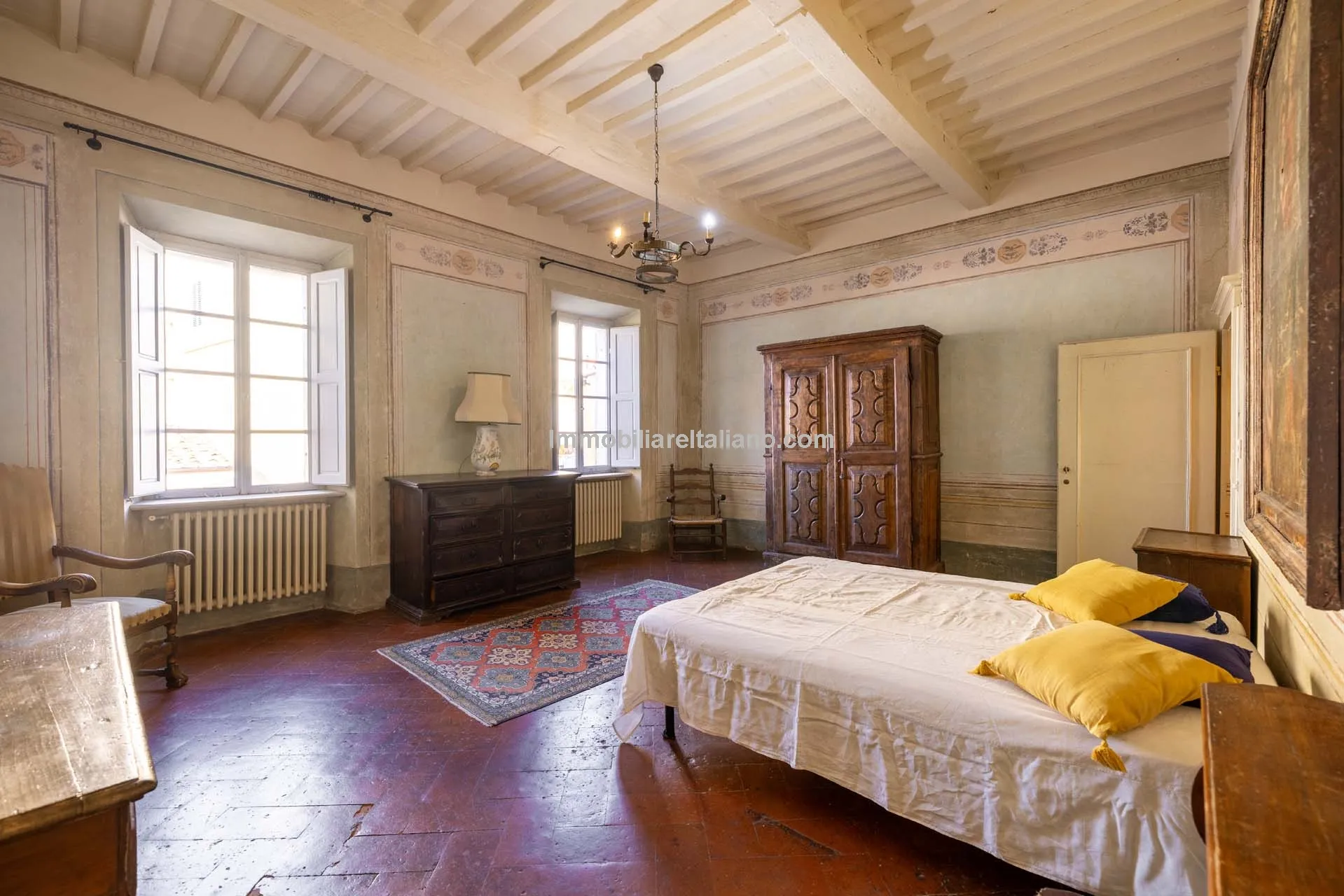 Historic Arezzo Penthouse with Terrace in Palazzo Setting - View image 27 of 39