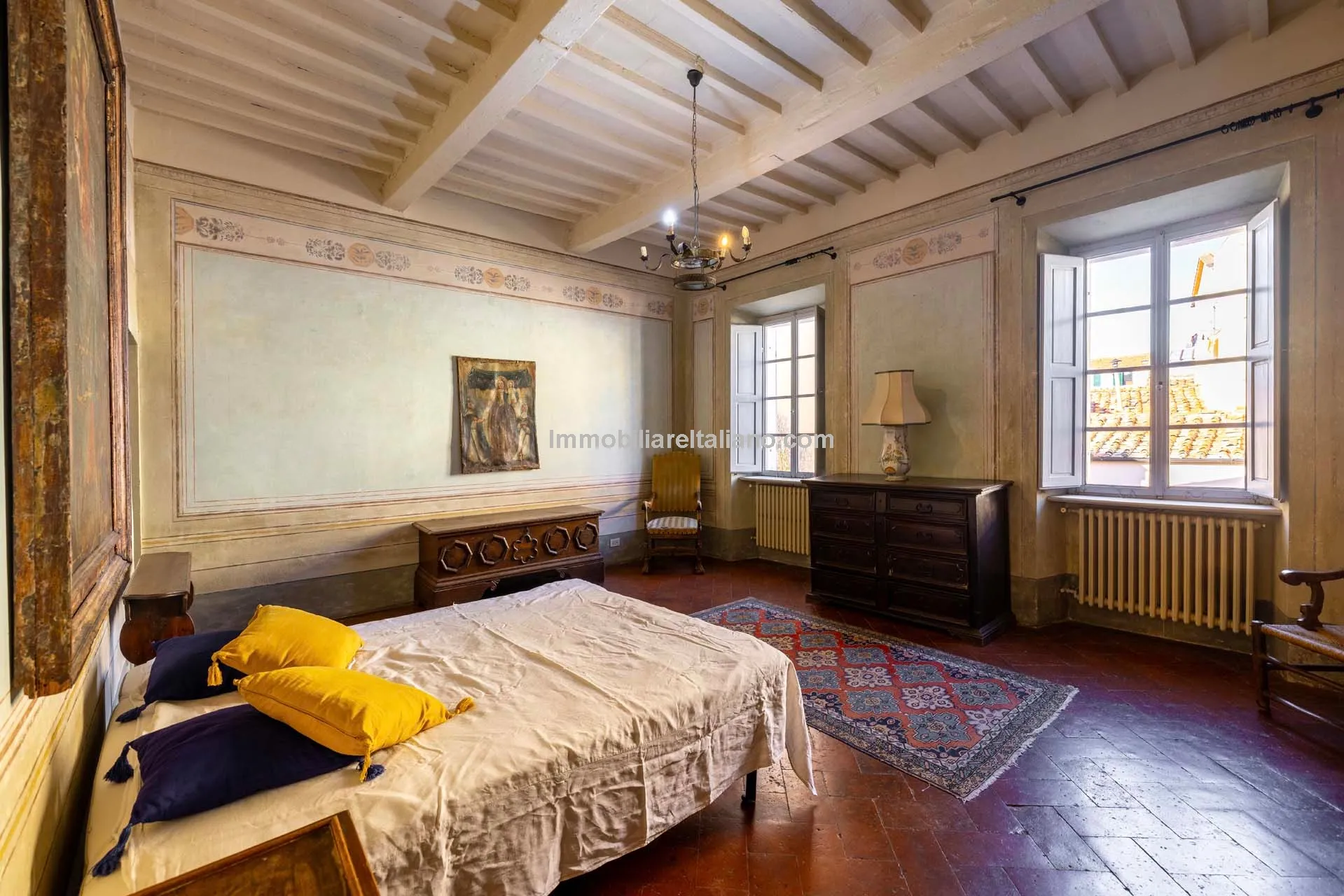 Historic Arezzo Penthouse with Terrace in Palazzo Setting - View image 28 of 39