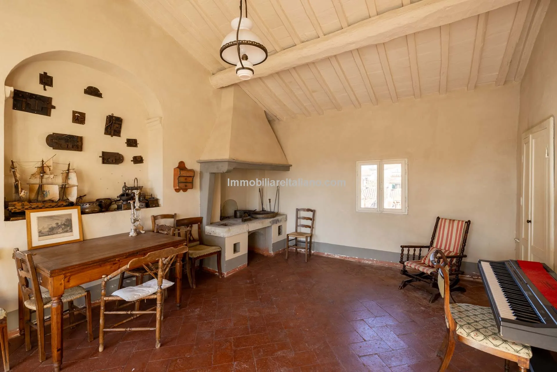 Historic Arezzo Penthouse with Terrace in Palazzo Setting - View image 33 of 39