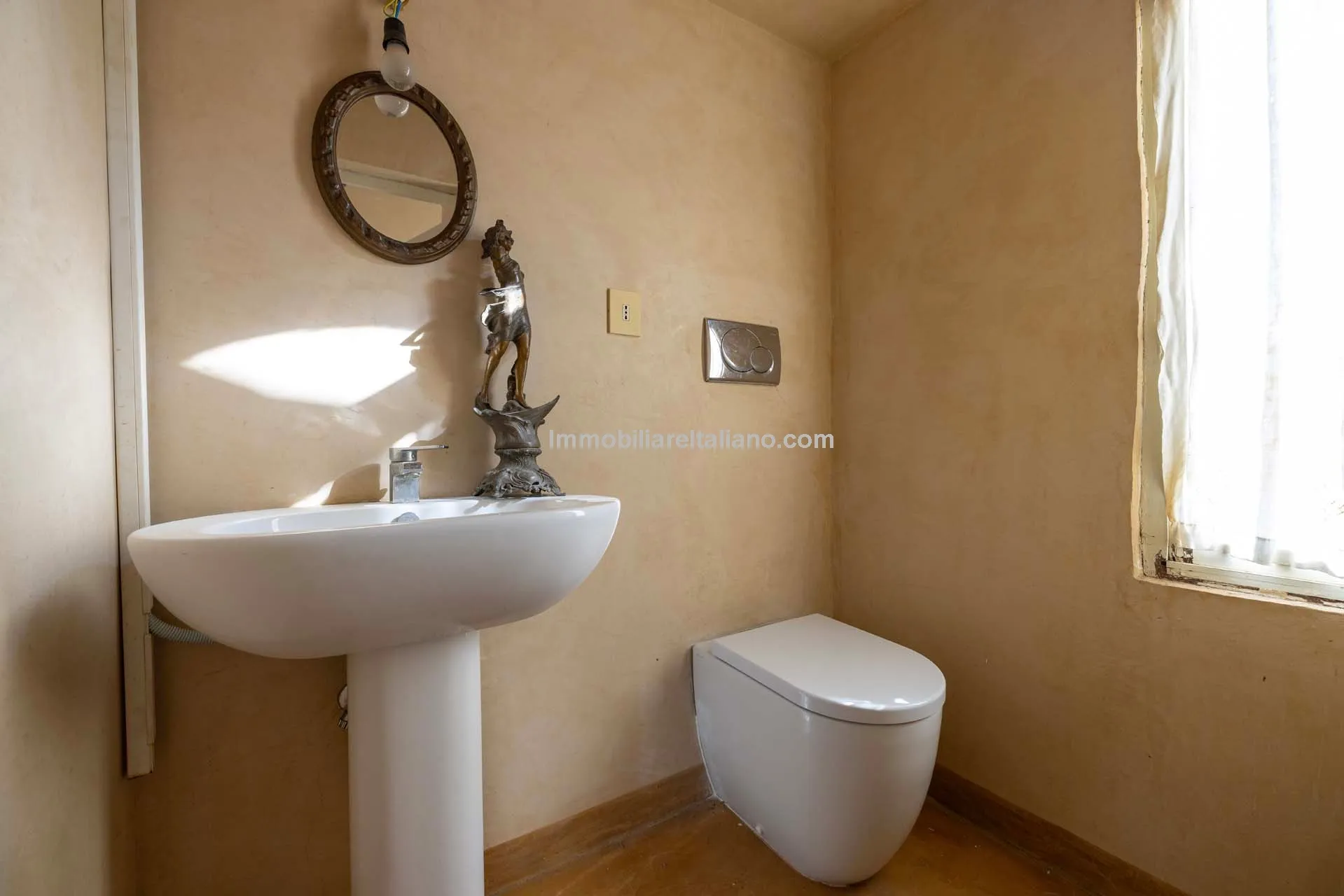 Historic Arezzo Penthouse with Terrace in Palazzo Setting - View image 34 of 39