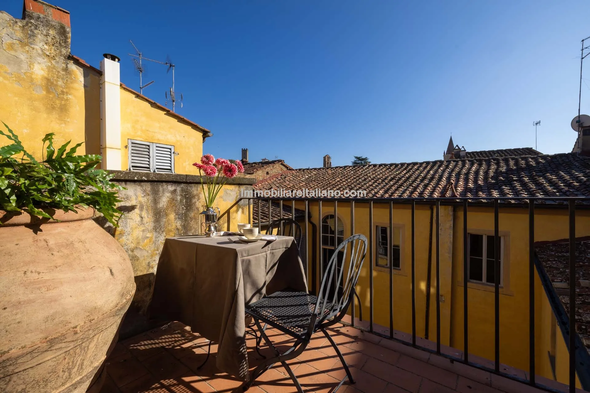 Historic Arezzo Penthouse with Terrace in Palazzo Setting - View image 35 of 39