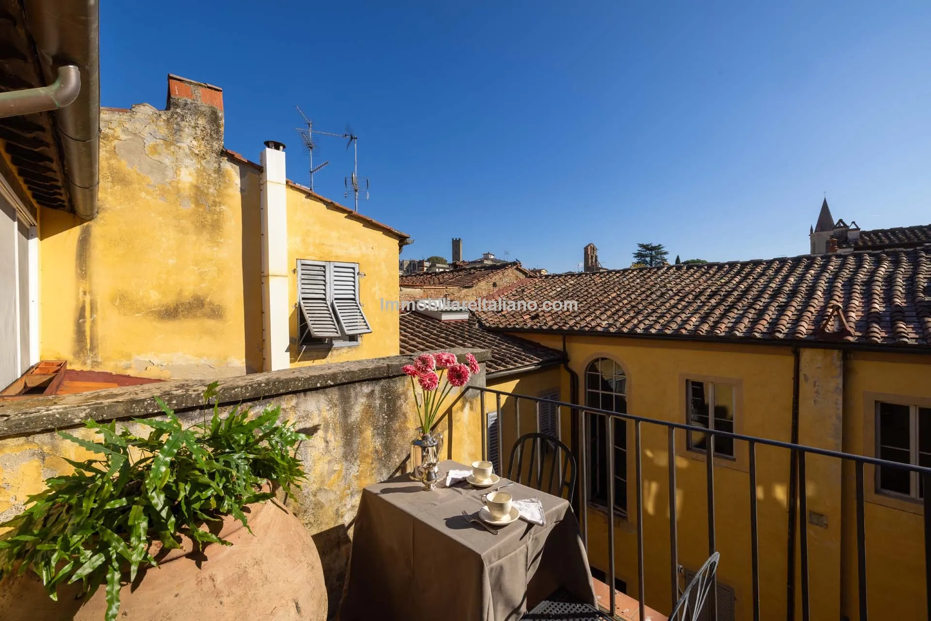 Historic Arezzo Penthouse with Terrace in Palazzo Setting - View image 36 of 39