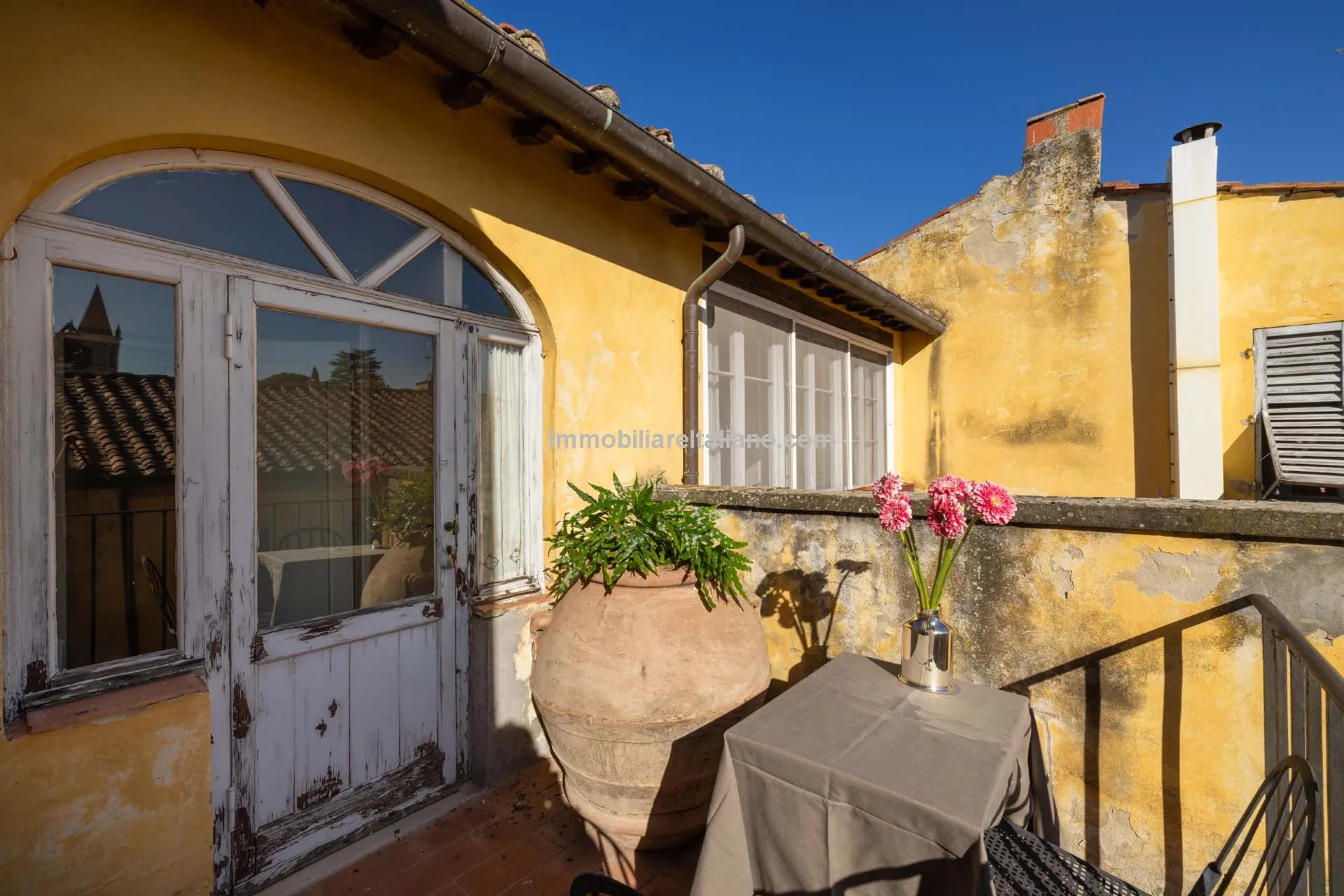 Historic Arezzo Penthouse with Terrace in Palazzo Setting - View image 37 of 39