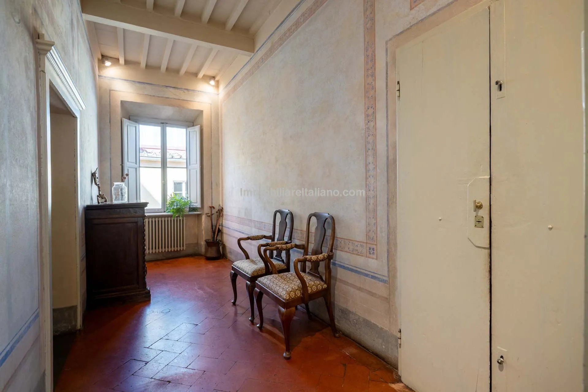 Historic Arezzo Penthouse with Terrace in Palazzo Setting - View image 38 of 39