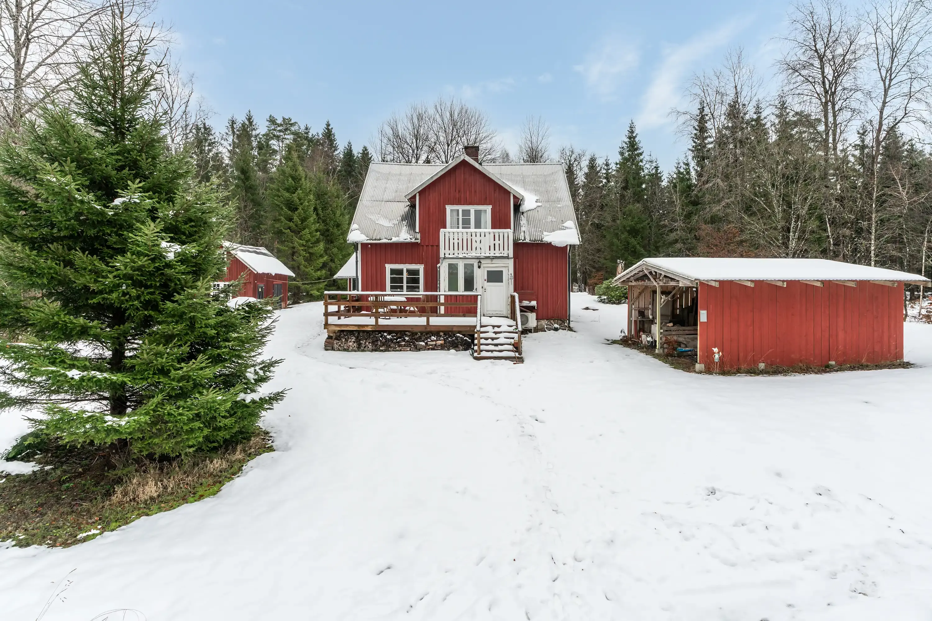 1910 Swedish House in Strömsnäsbruk with Balcony and Expansive Lot - Image 1