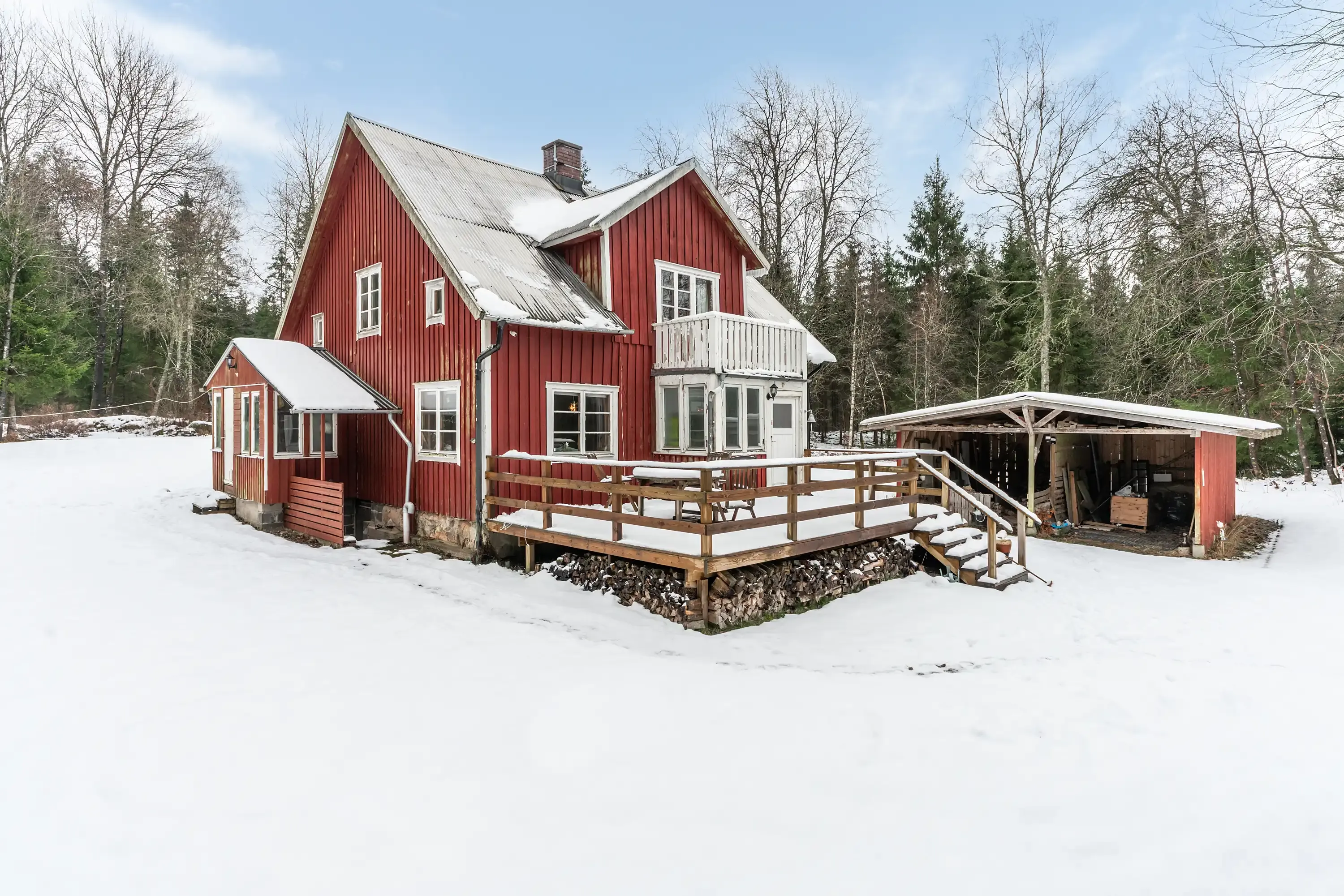 1910 Swedish House in Strömsnäsbruk with Balcony and Expansive Lot - Image 2
