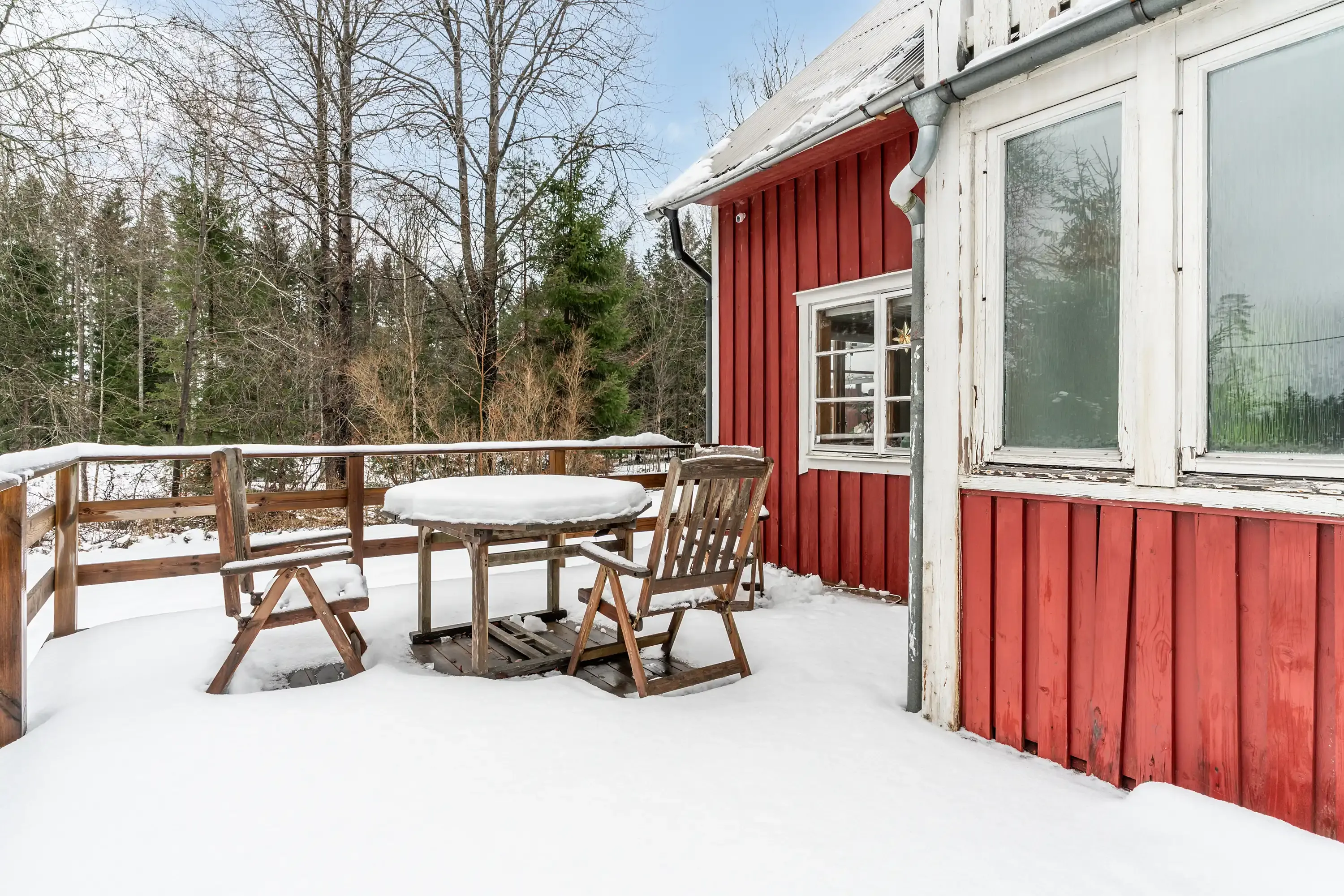 1910 Swedish House in Strömsnäsbruk with Balcony and Expansive Lot - Image 3